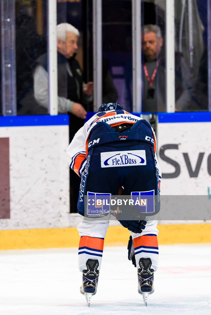 Växjös Andrew Calof åker av isen
