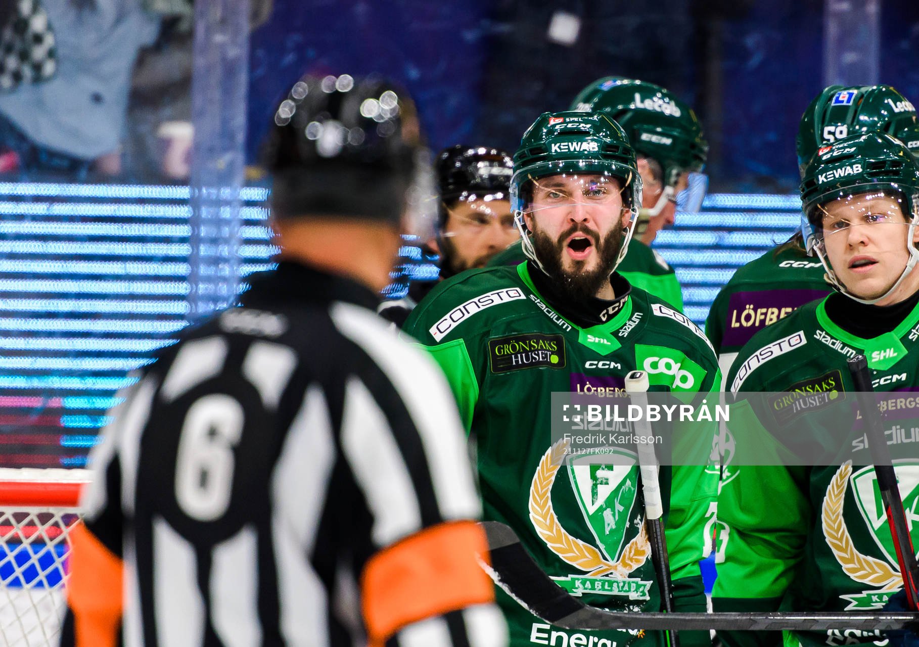 Färjestads Jesse Virtanen i samtal med Domare Sören