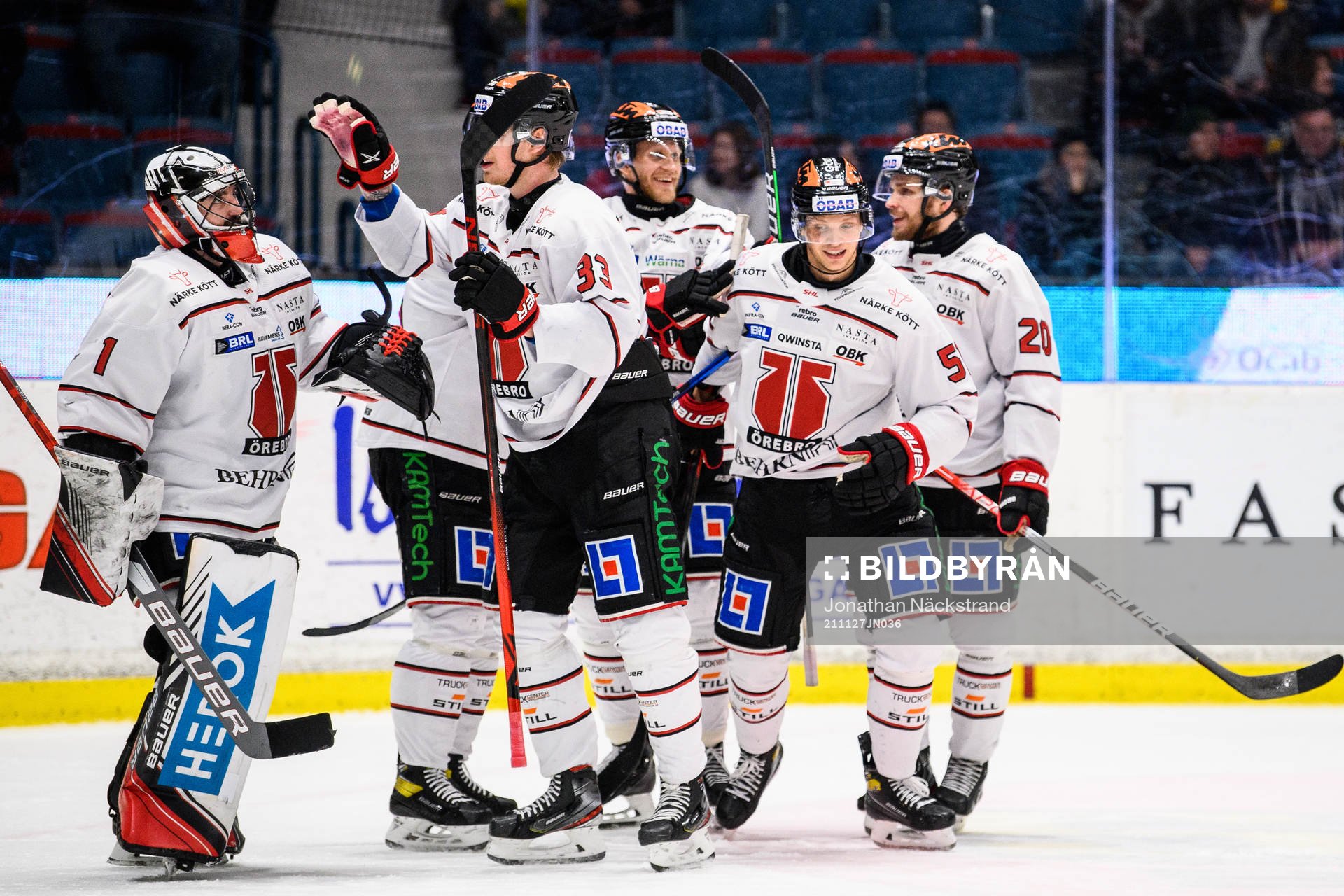 Örebros Kristian Näkyvä jublar med lagkamrater