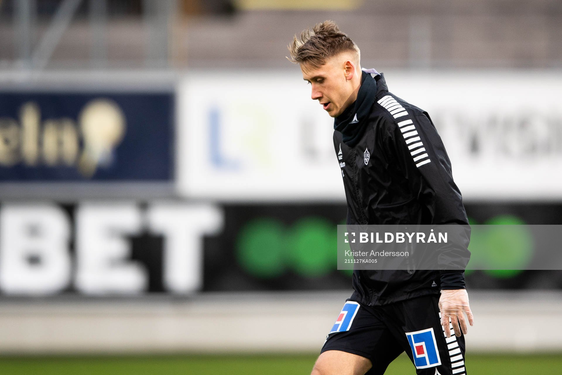 Brages Bjarni Mark Antonsson före fotbollsmatchen i Superettan mellan Falkenberg och Brage den 27 november 2021 i Falkenberg. 