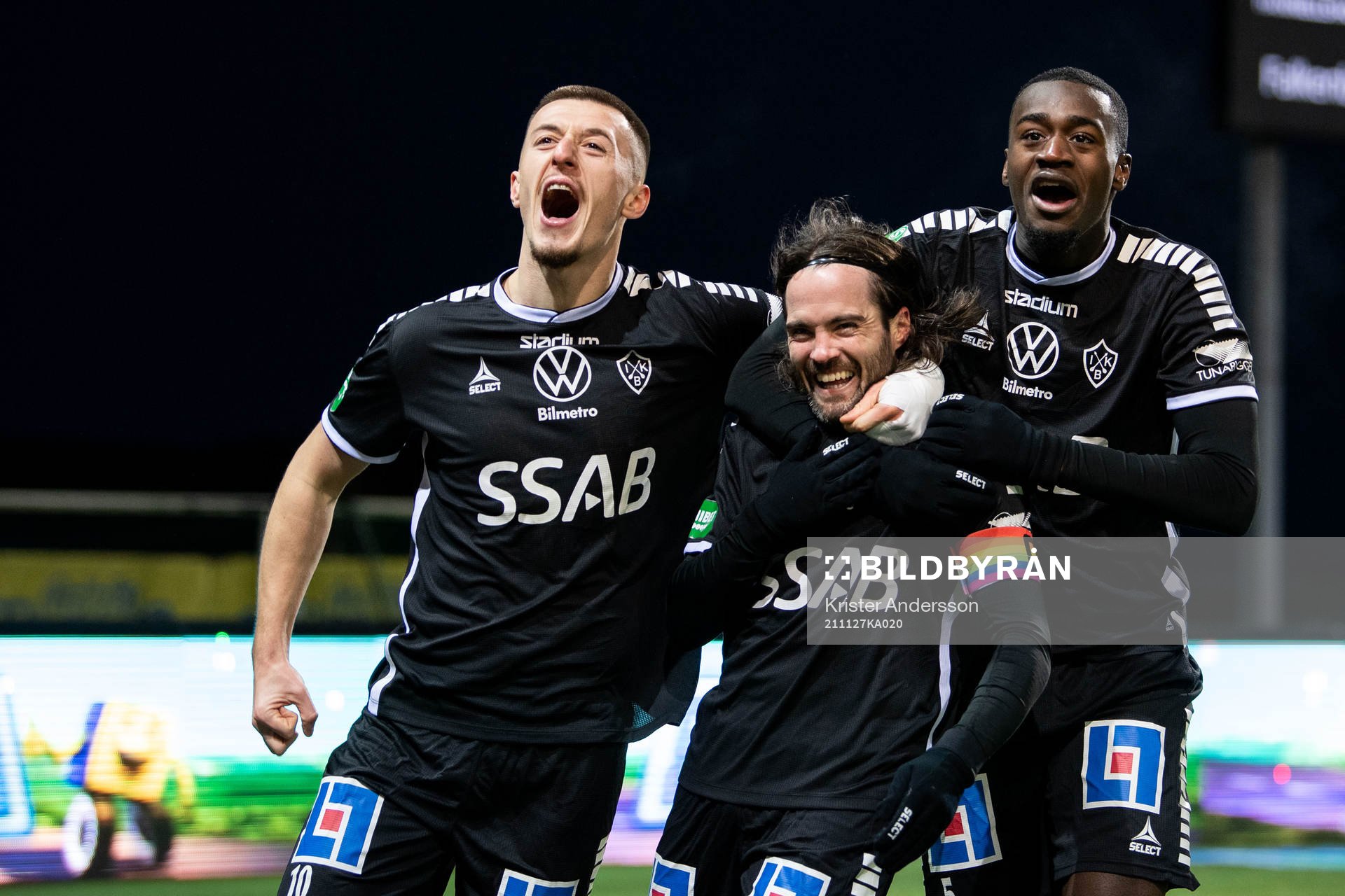 Brages Leonard Pllana,  Robbin Sellin och Adil Titi  jublar