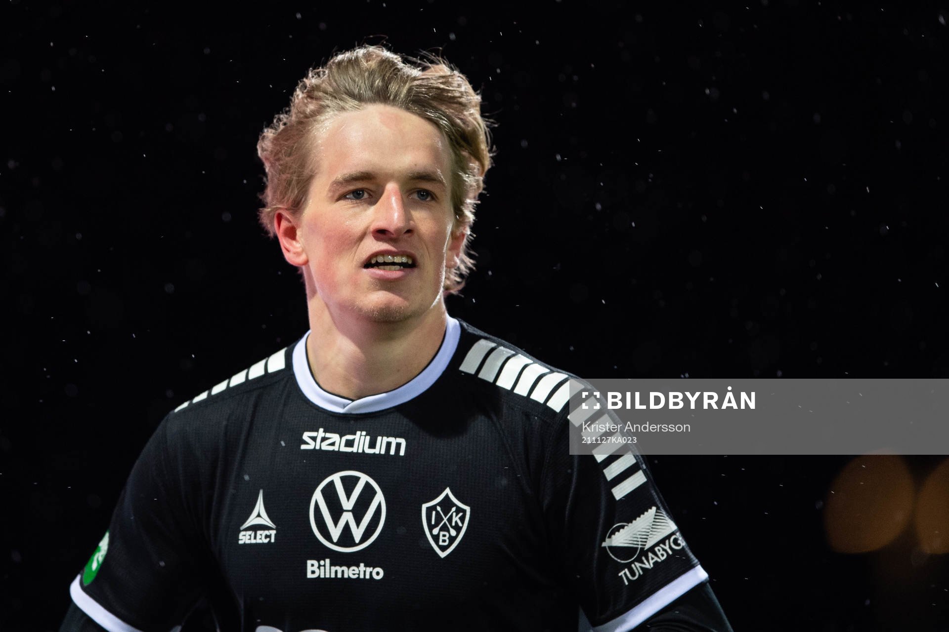 Brages Douglas Karlberg jublar efter 1-2 under fotbollsmatchen i Superettan mellan Falkenberg och Brage den 27 november 2021 i Falkenberg.