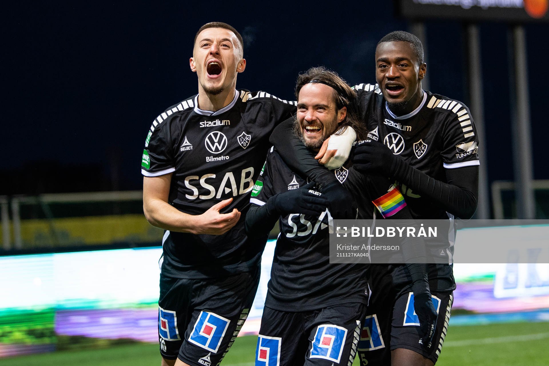 Brages Leonard Pllana, Robbin Sellin och Adil Titi jublar