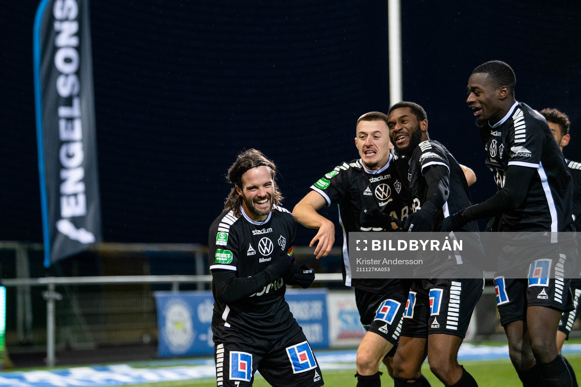 Brages spelare jublar efter 0-1 av Robbin Sellin under fotbollsmatchen i Superettan mellan Falkenberg och Brage den 27 november 2021 i Falkenberg.