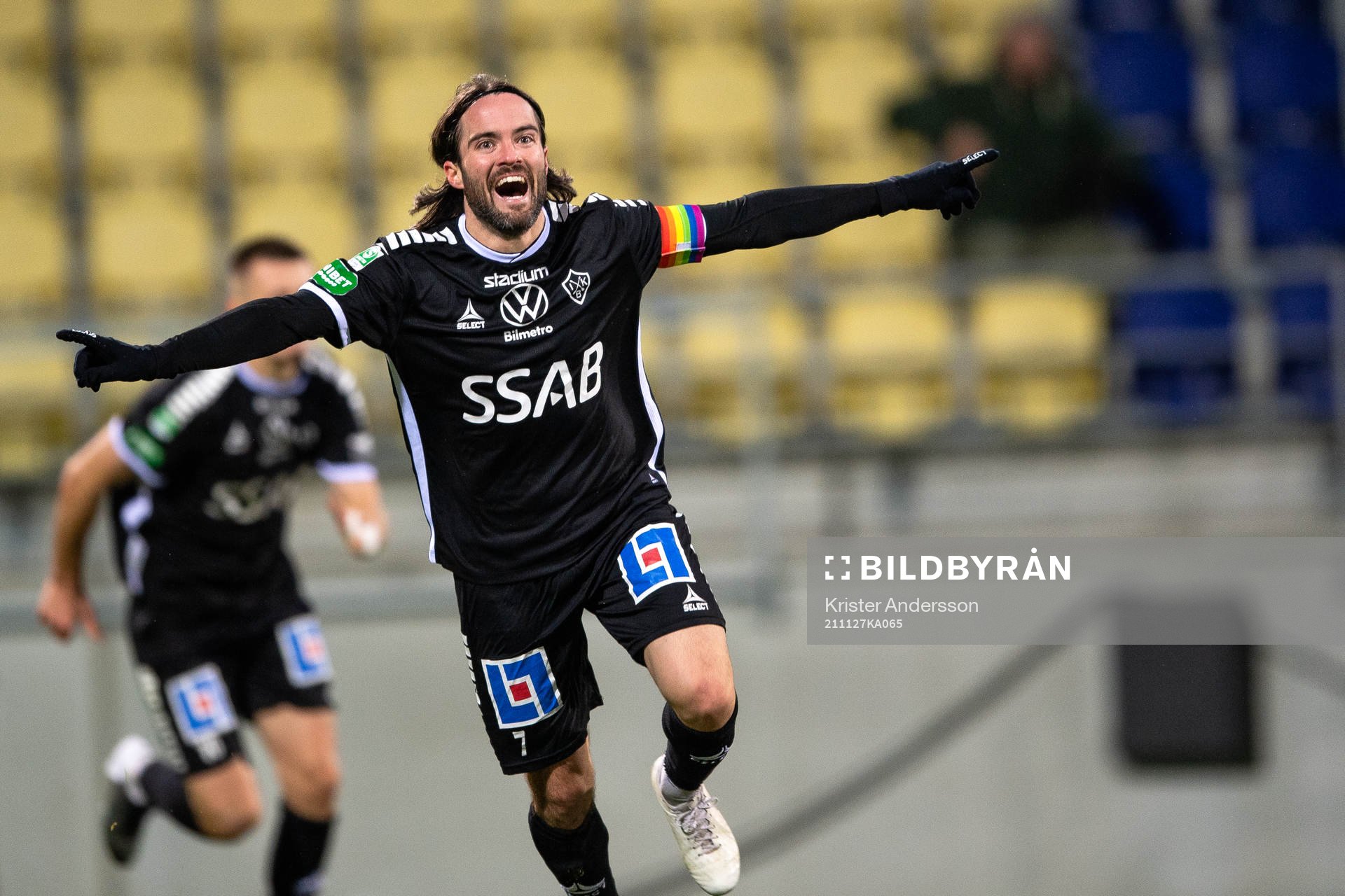 Brages Robbin Sellin jublar efter 0-1 under fotbollsmatchen i Superettan mellan Falkenberg och Brage den 27 november 2021 i Falkenberg. 