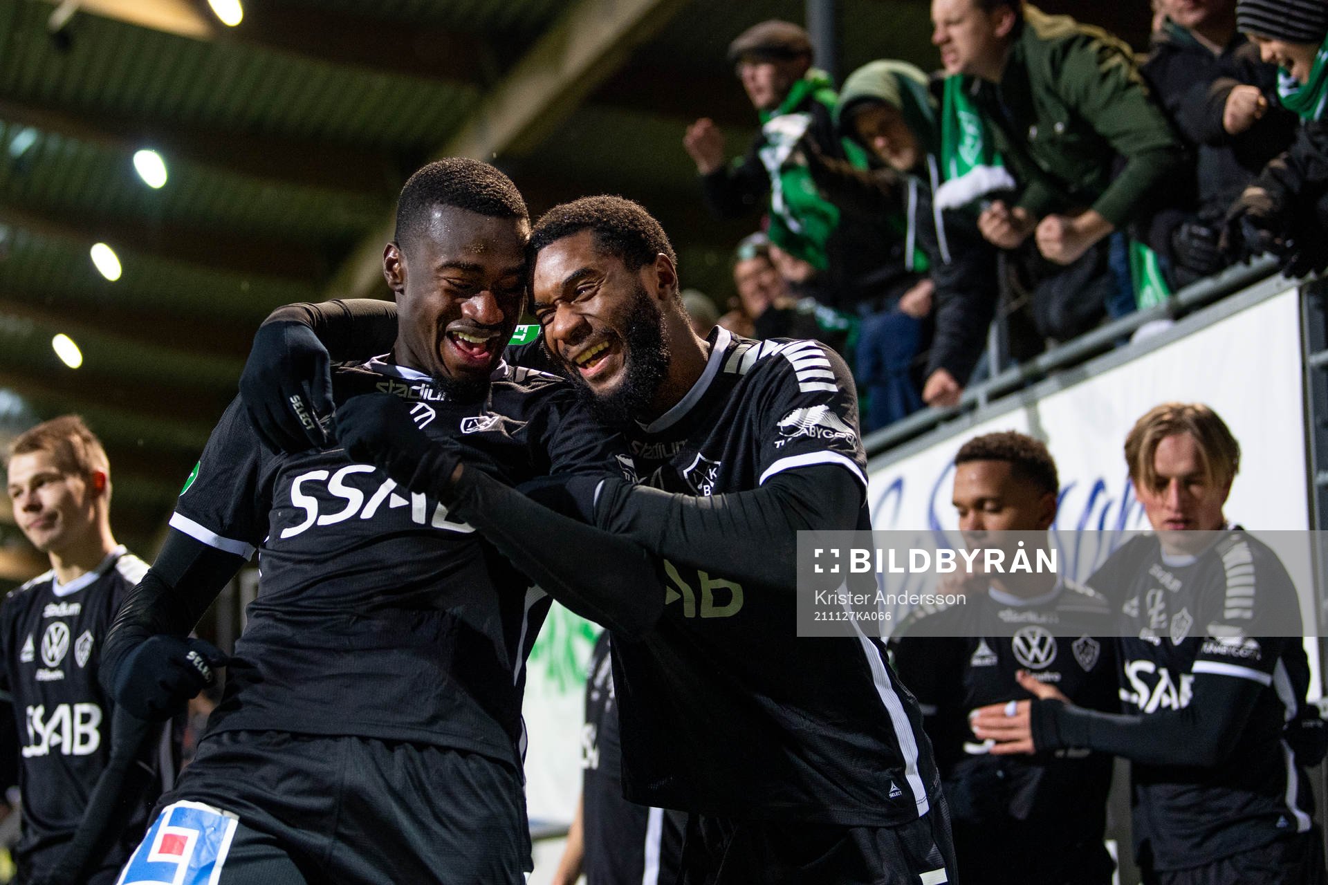 Brages Adil Titi och Moses Makasi jublar efter fotbollsmatchen i Superettan mellan Falkenberg och Brage den 27 november 2021 i Falkenberg.