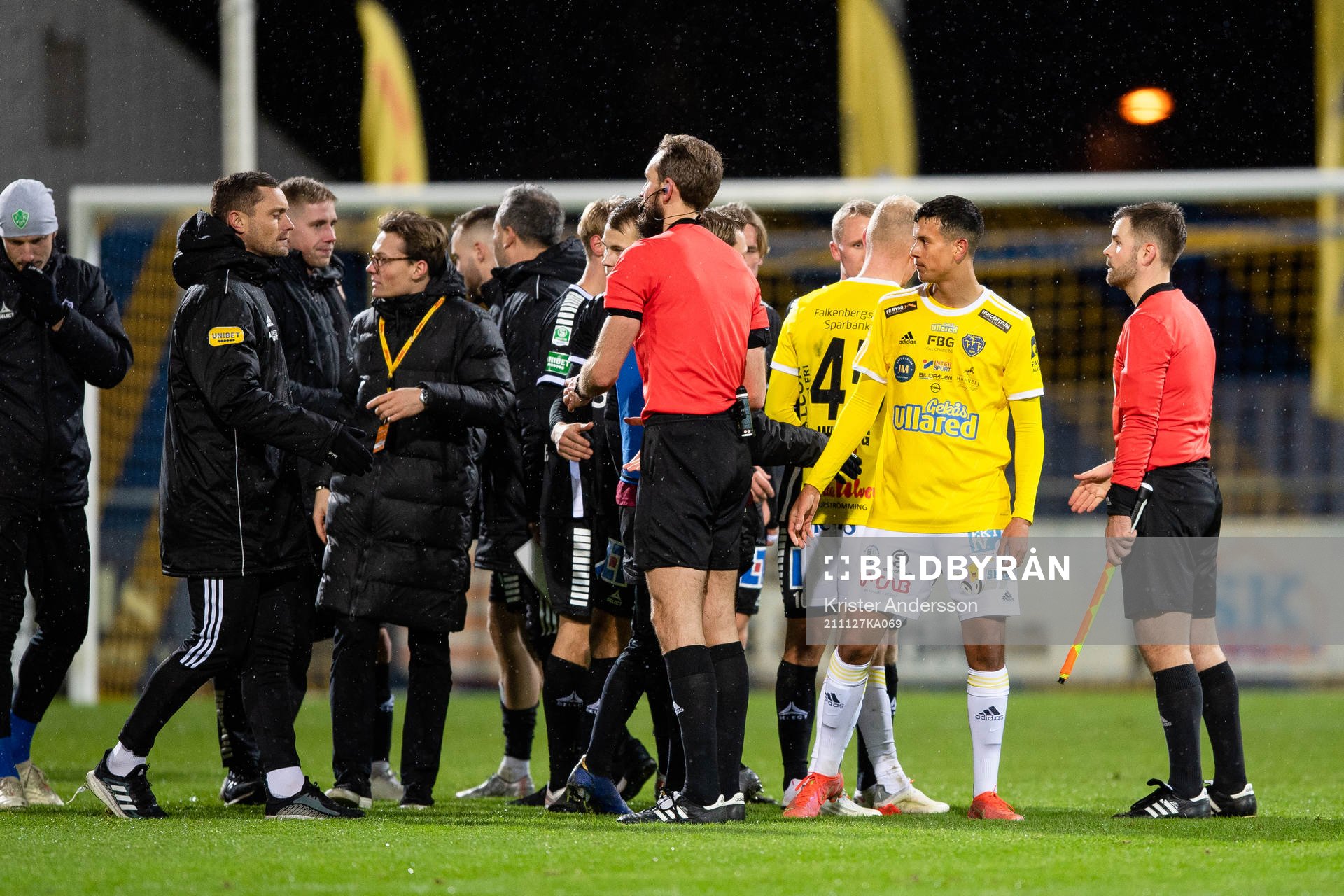 Falkenbergs spelare tackar domaren