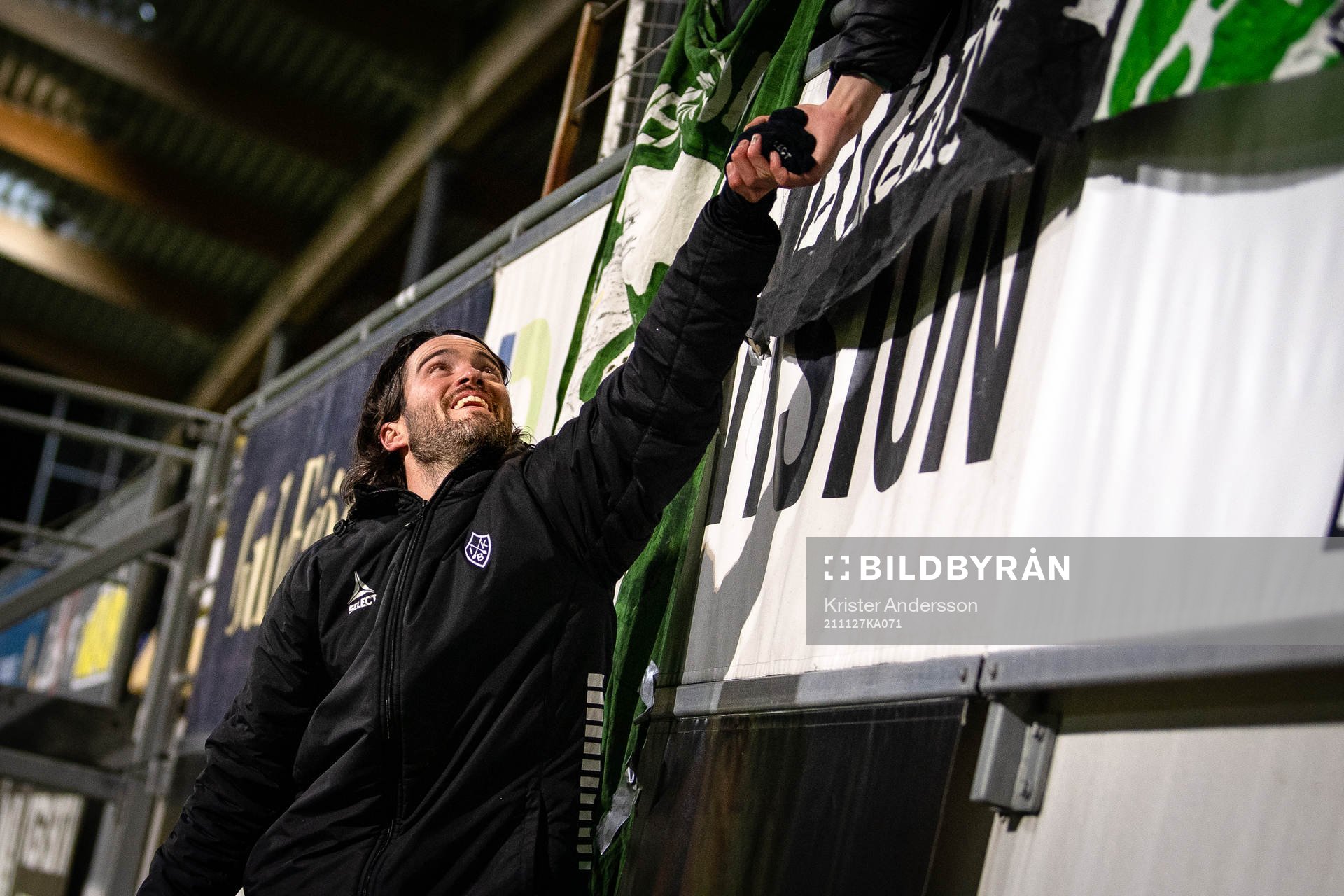 Brages Robbin Sellin tackar publiken efter fotbollsmatchen i Superettan mellan Falkenberg och Brage den 27 november 2021 i Falkenberg. 