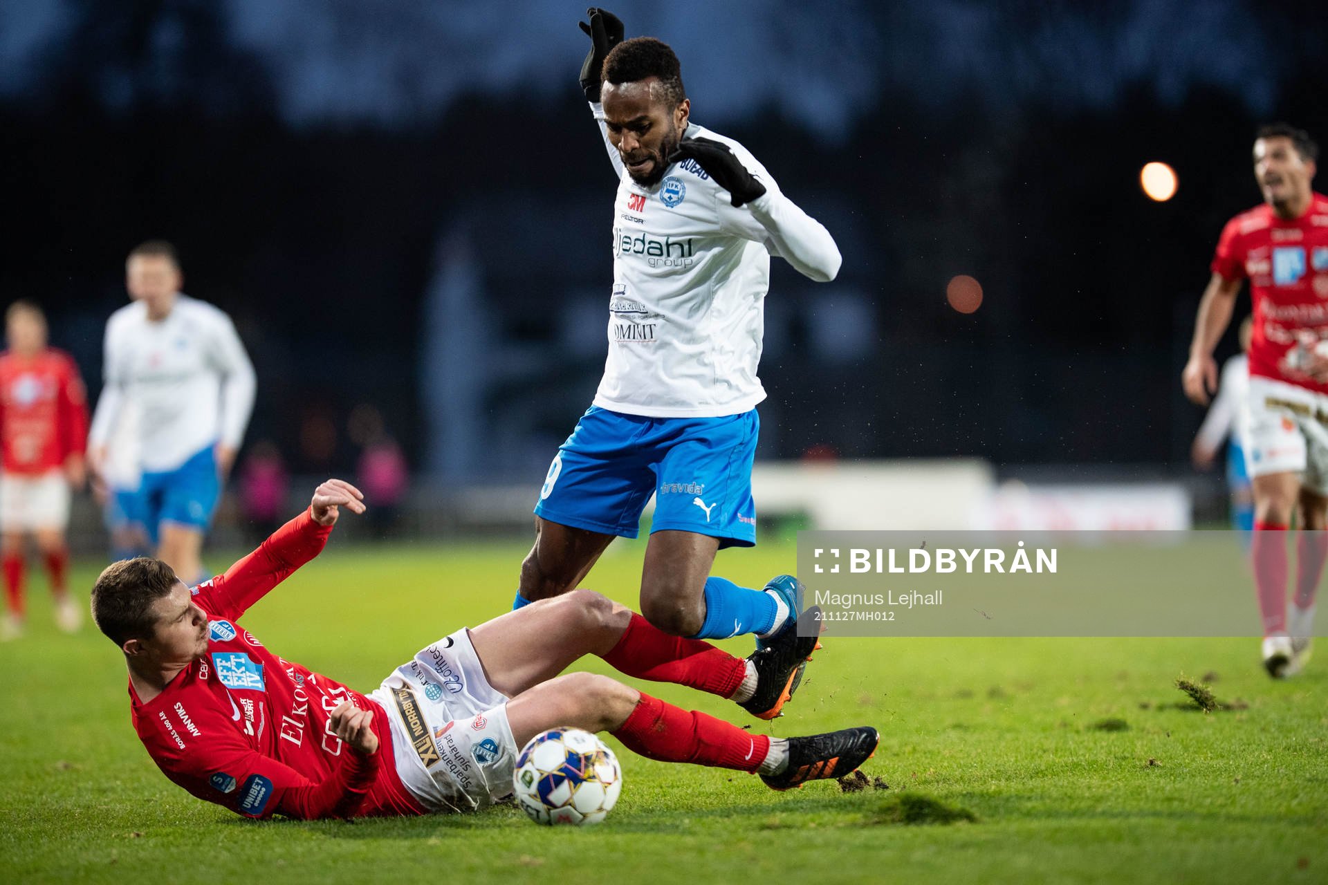 Värnamos Christian Moses och Norrbys Fredrik Lundgren under fotbollsmatchen i Superettan mellan Värnamo och Norrby den 27 november 2021 i Värnamo.