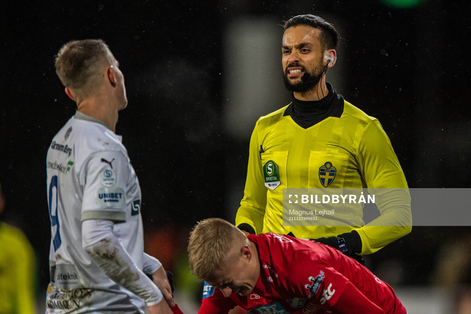 Värnamos Oscar Johansson och domare Farouk Nehdi
