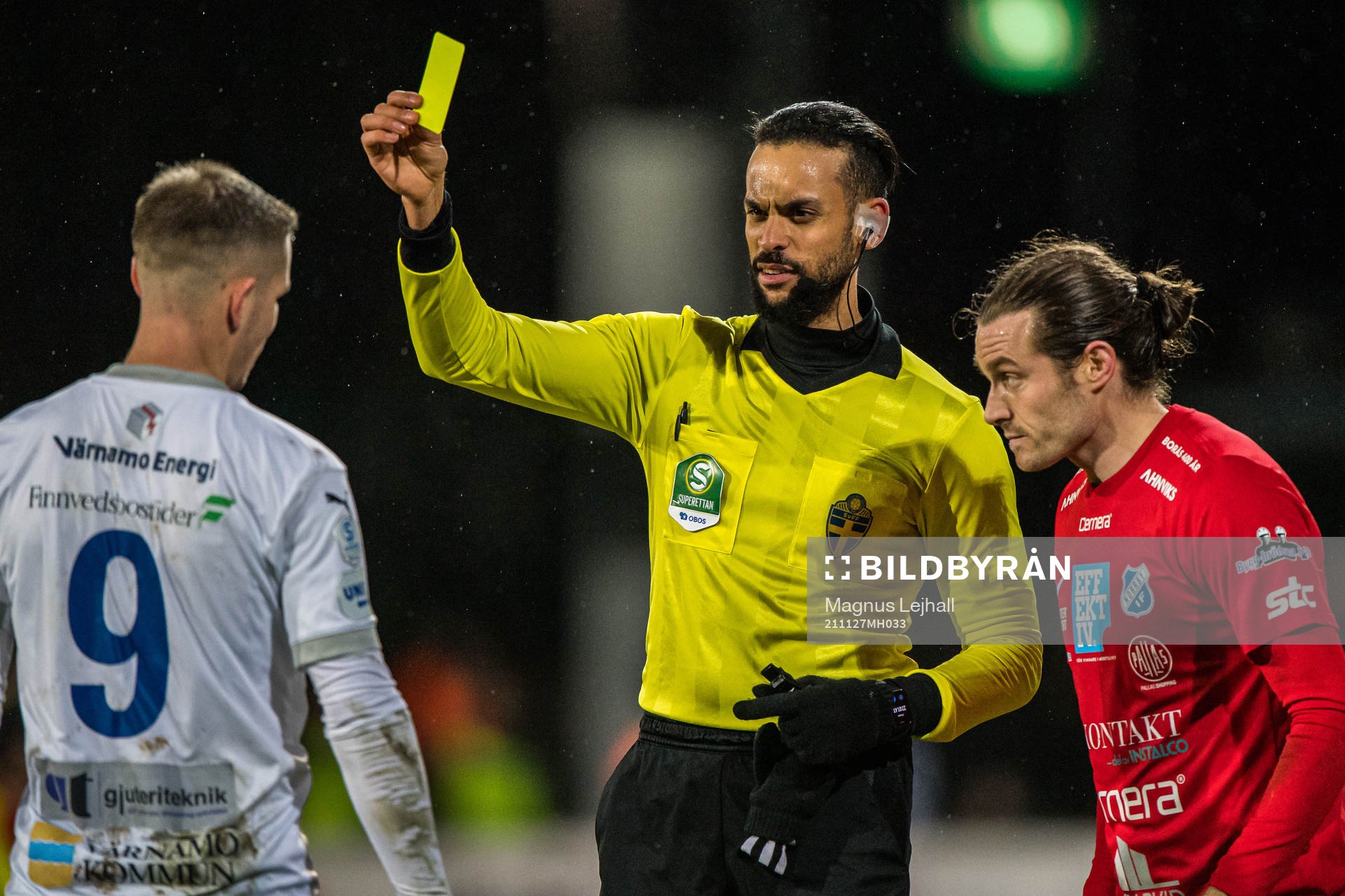 Värnamos Oscar Johansson och domare Farouk Nehdi och