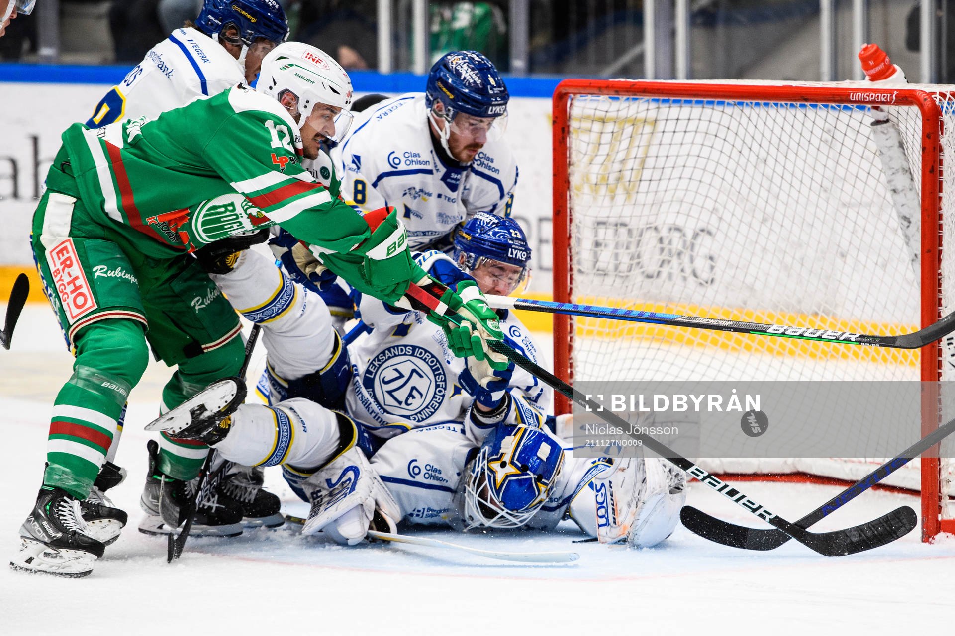 Rögles Brady Ferguson och Leksands Matt Caito i kamp