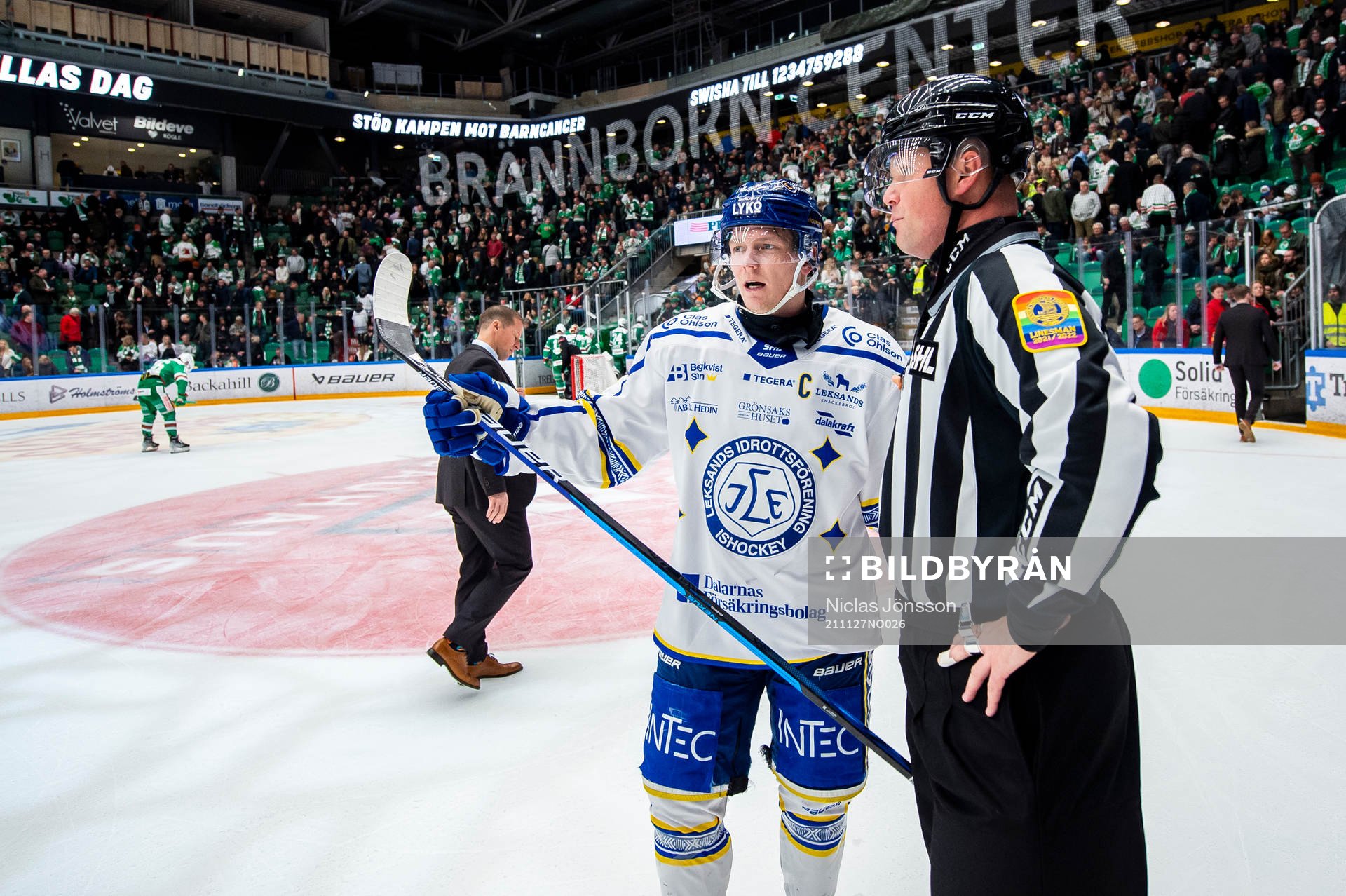 Leksands Patrik Zackrisson i samspråk  med Linjedomare