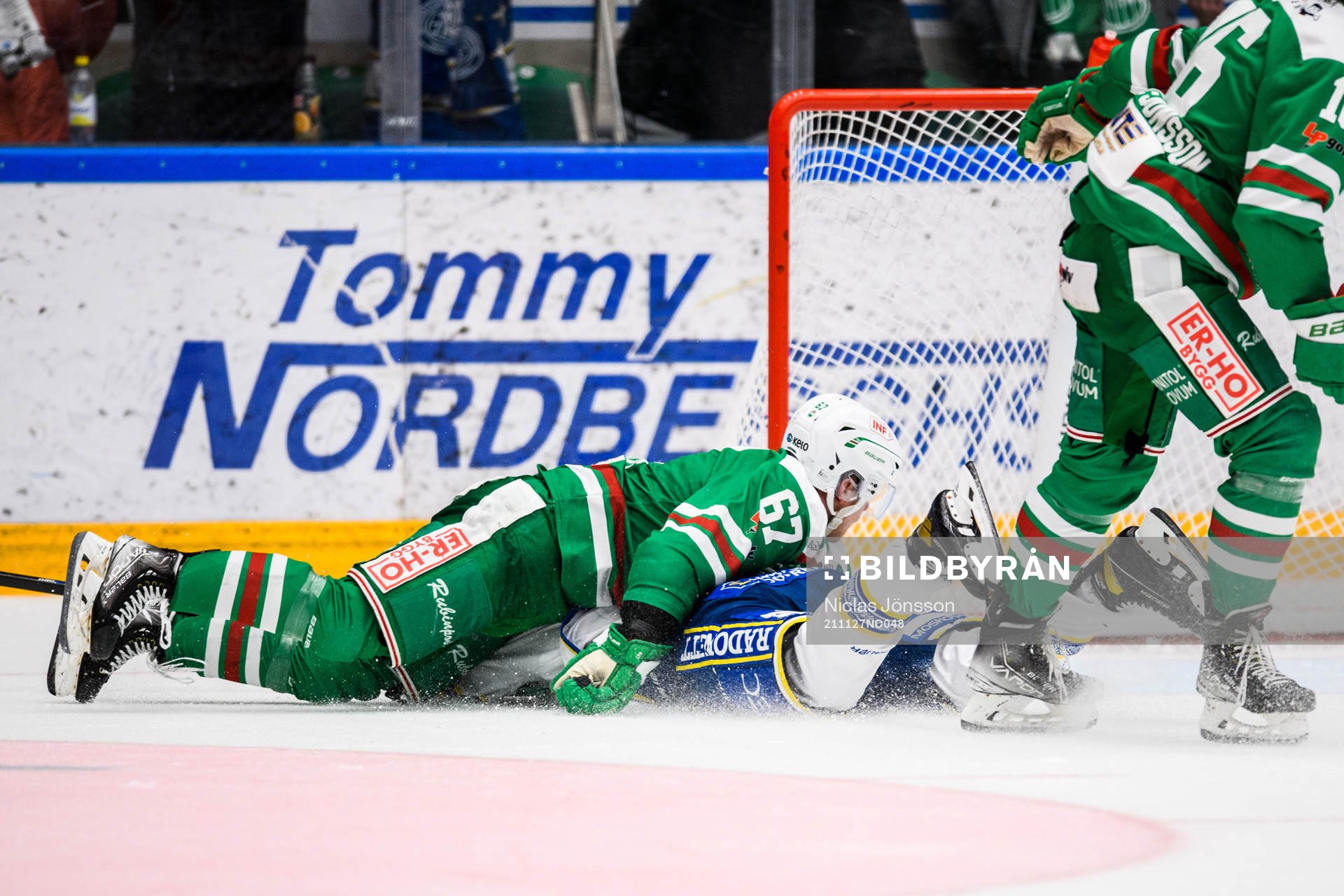 Rögles Leon Bristedt och Leksands Max Veronneau i samband
