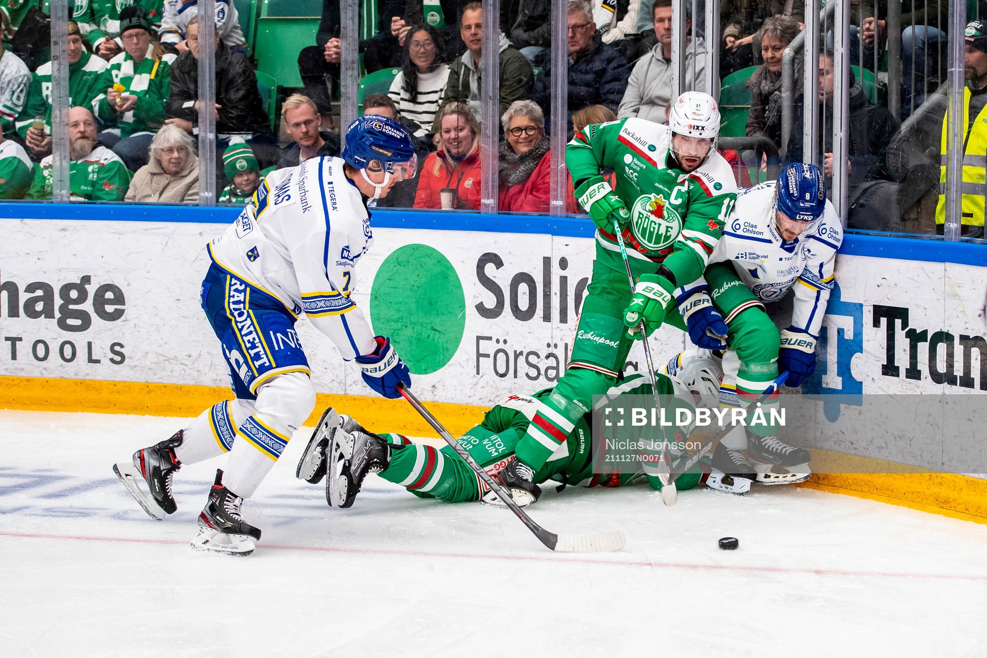 Leksands Benjamin Thomas och Matt Caito ikamp med Rögles