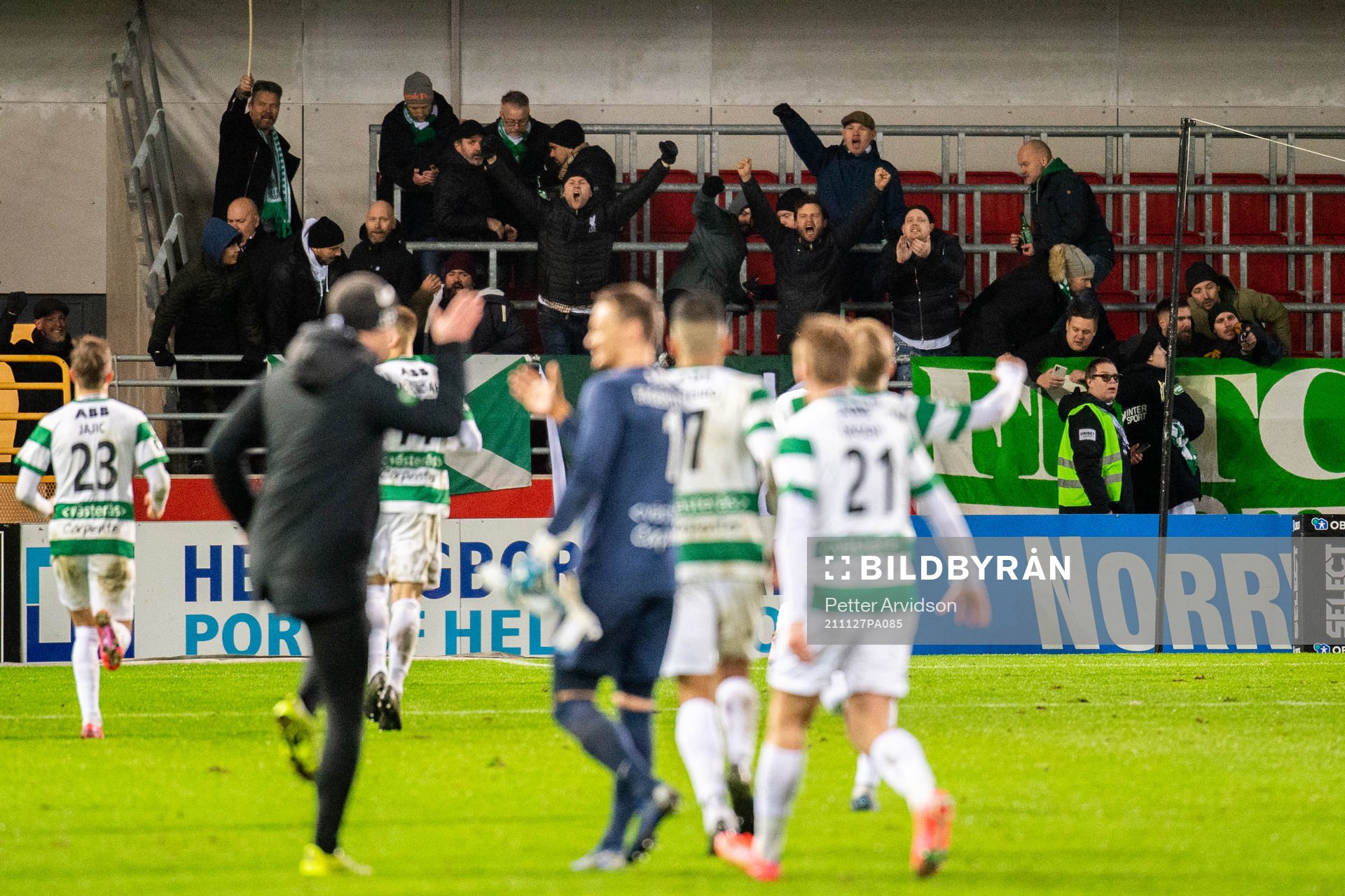 Västerås supportrar och spelare jublar