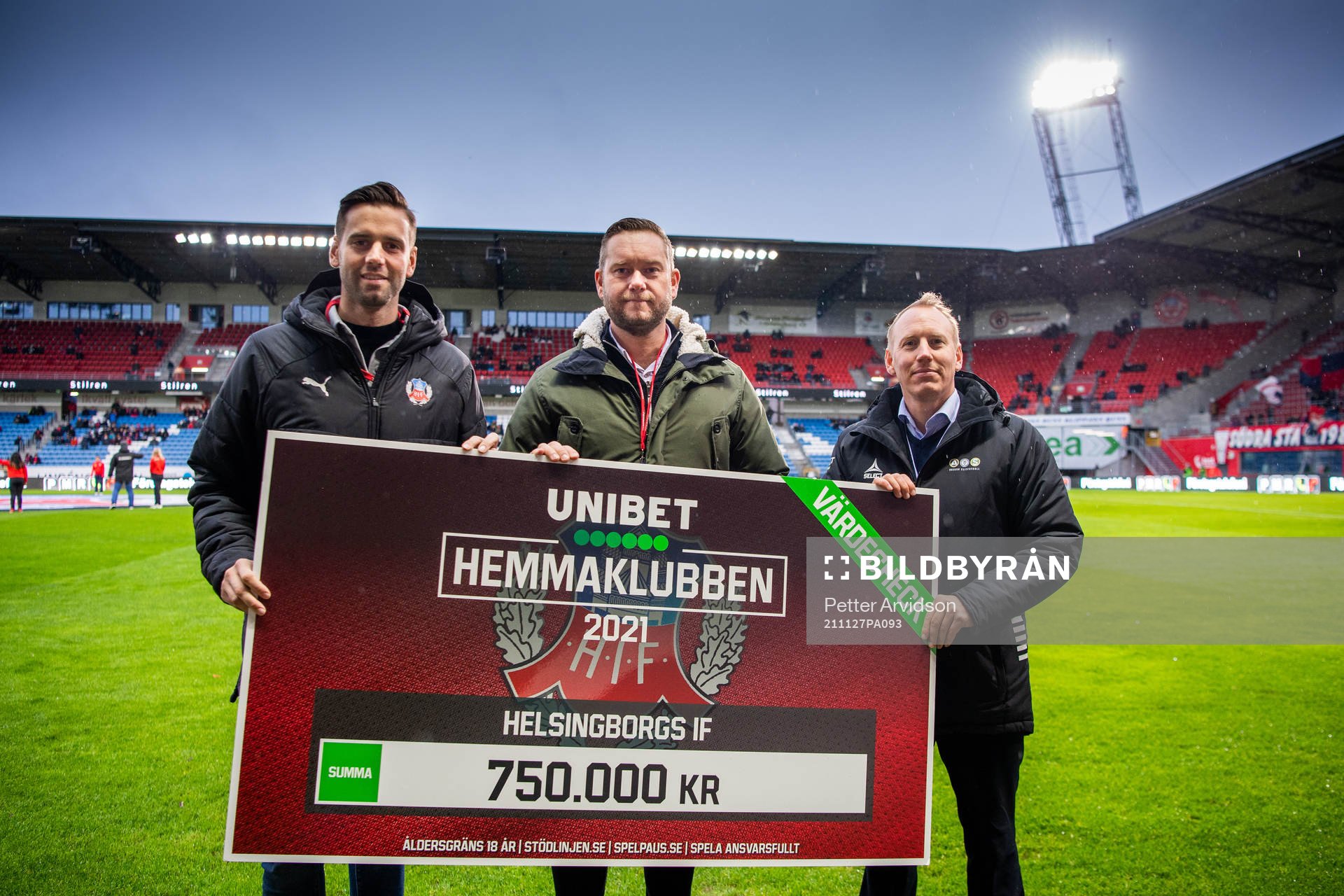 Helsingborgs klubbdirektör Joel Sandborg med en check