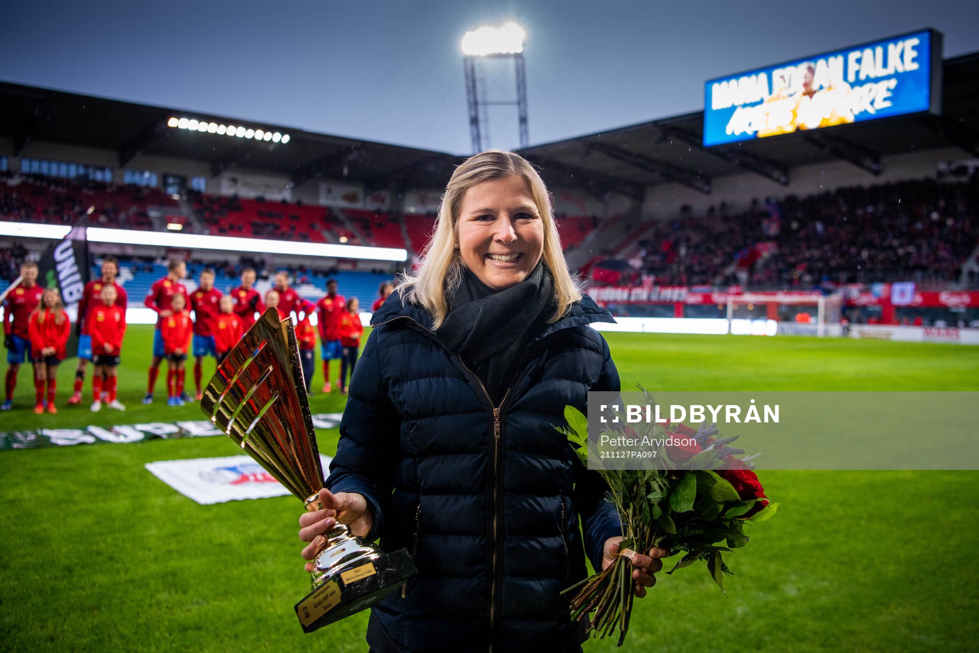Maria Edman Falke tar emot pris som årets HIF:are inför fotbollsmatchen i Superettan mellan Helsingborg och Västerås SK den 27 november 2021 i Helsingborg. 