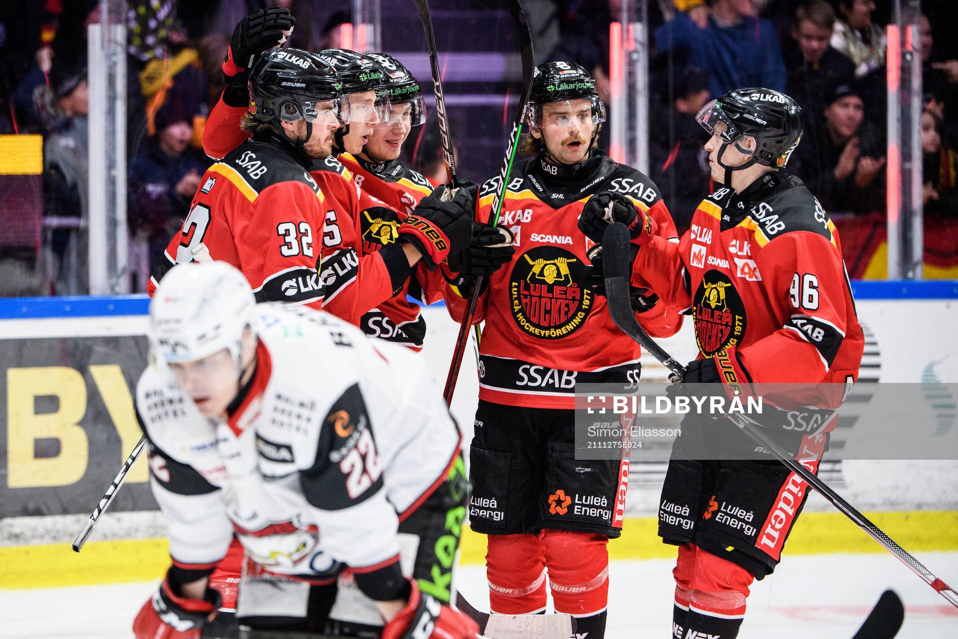 Luleås Carl Mattsson jublar med lagkamrater