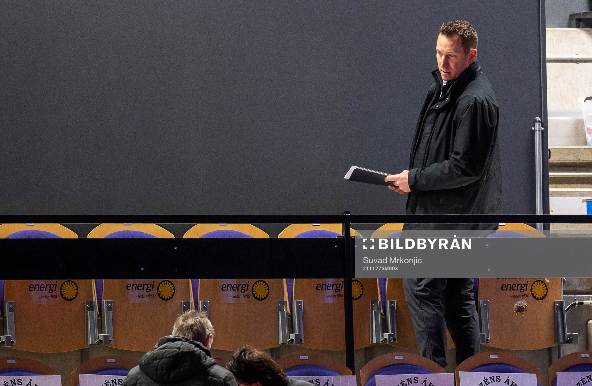 Buffalo Sabres talangscout Adam Mair på läktaren