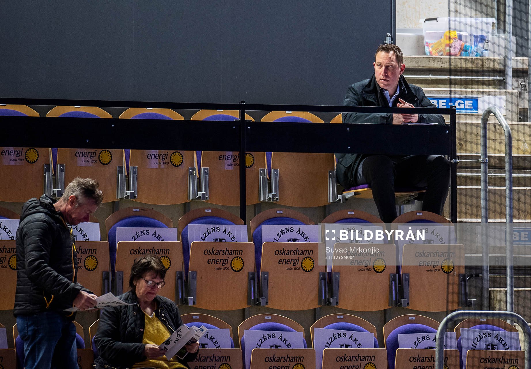 Buffalo Sabres talangscout Adam Mair på läktaren