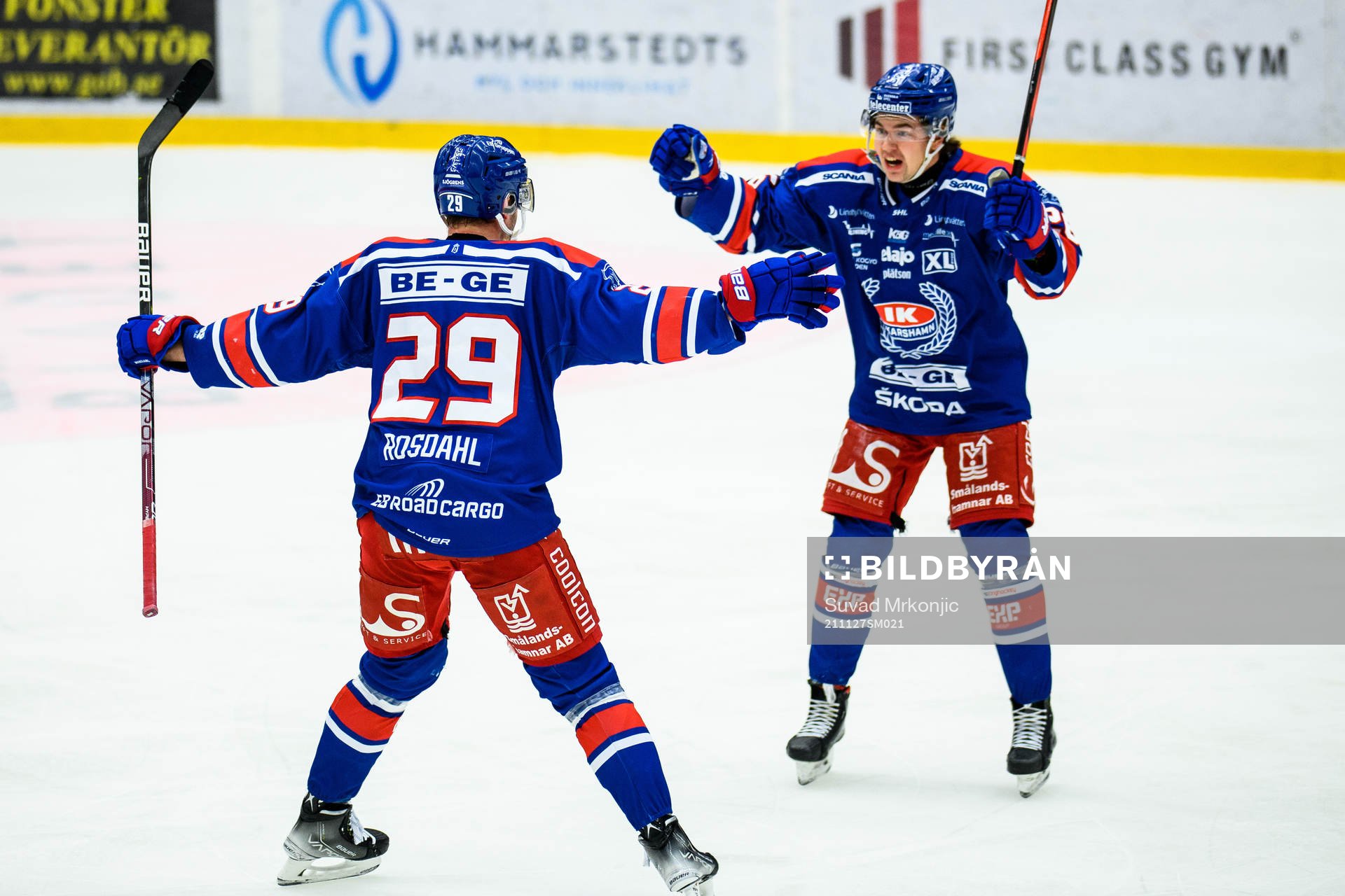 Oskarshamns Kim Rosdahl jublar med Lukas Pilö