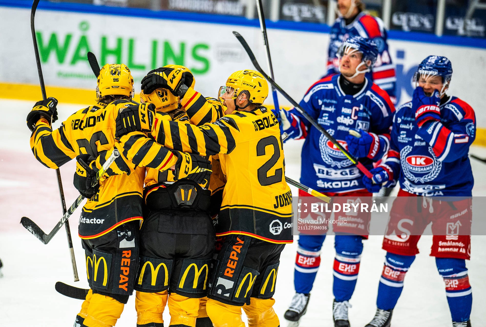 Skellefteås Jonathan Pudas jublar med lagkamrater