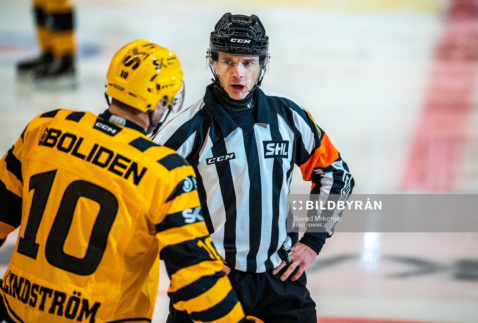 Domare Mikael Andersson och Skellefteås Joakim Lindström