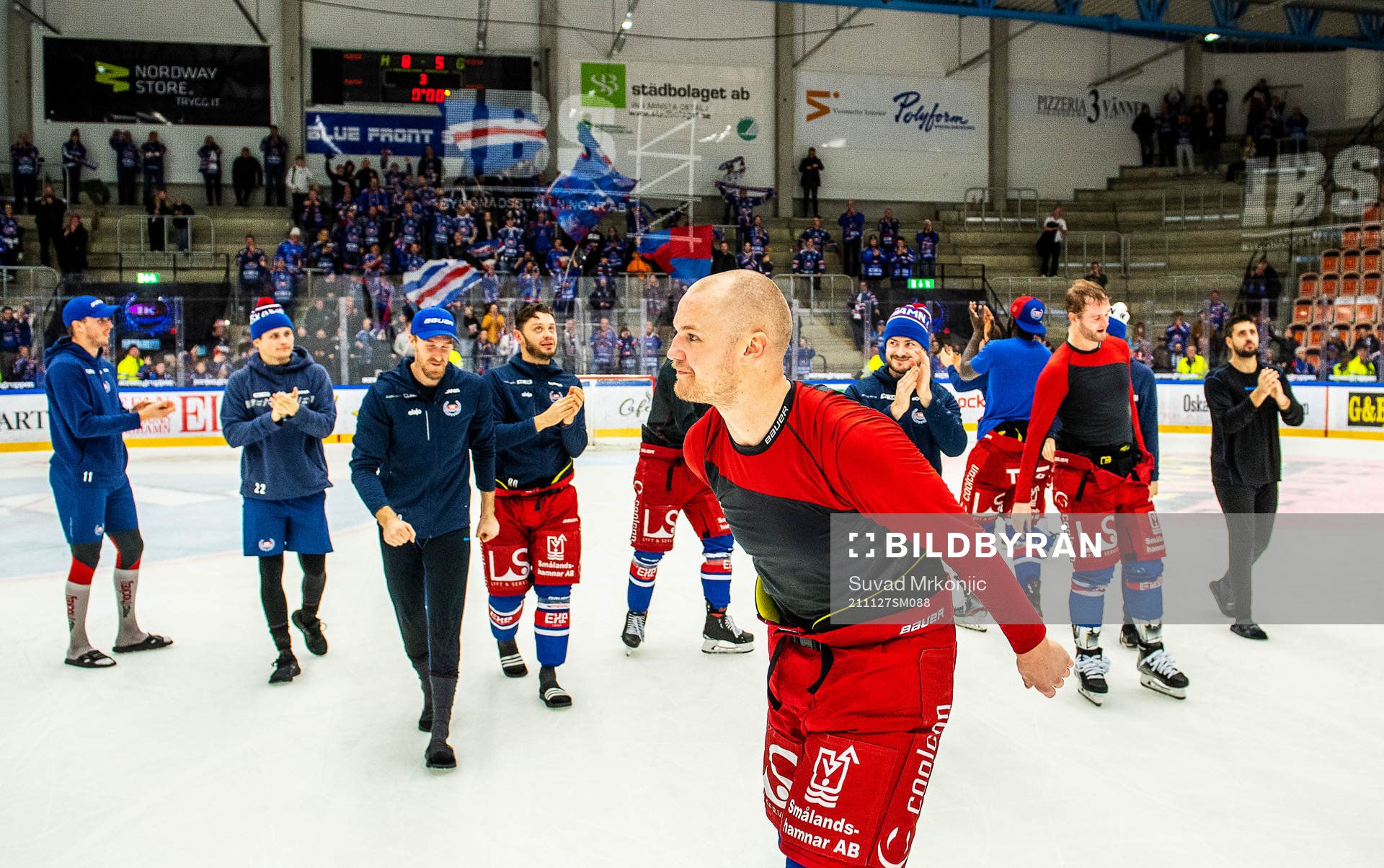 Oskarshamns Jonas Engström samt övriga spelare jublar