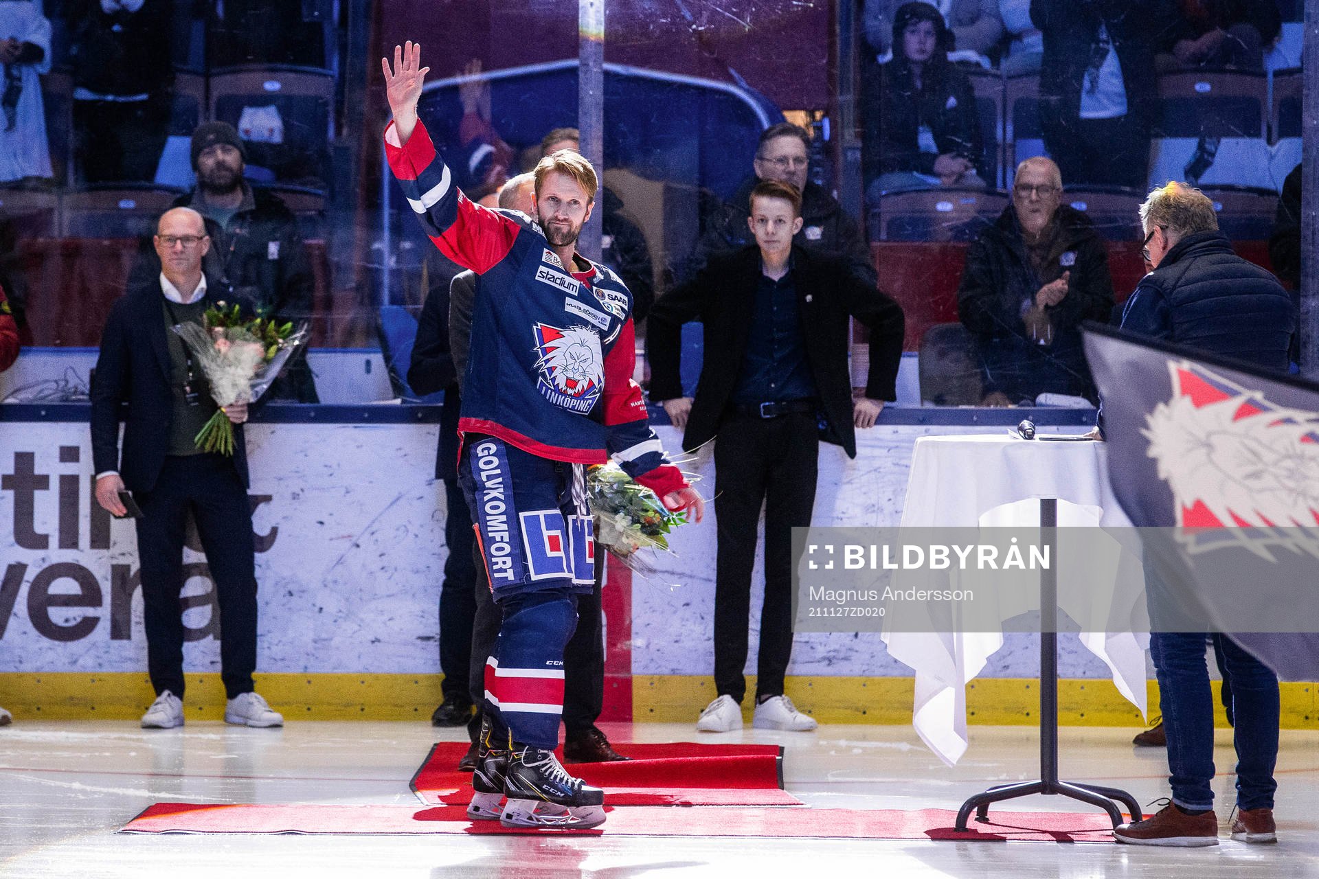 Linköpings Sebastian Karlsson tar emot pris
