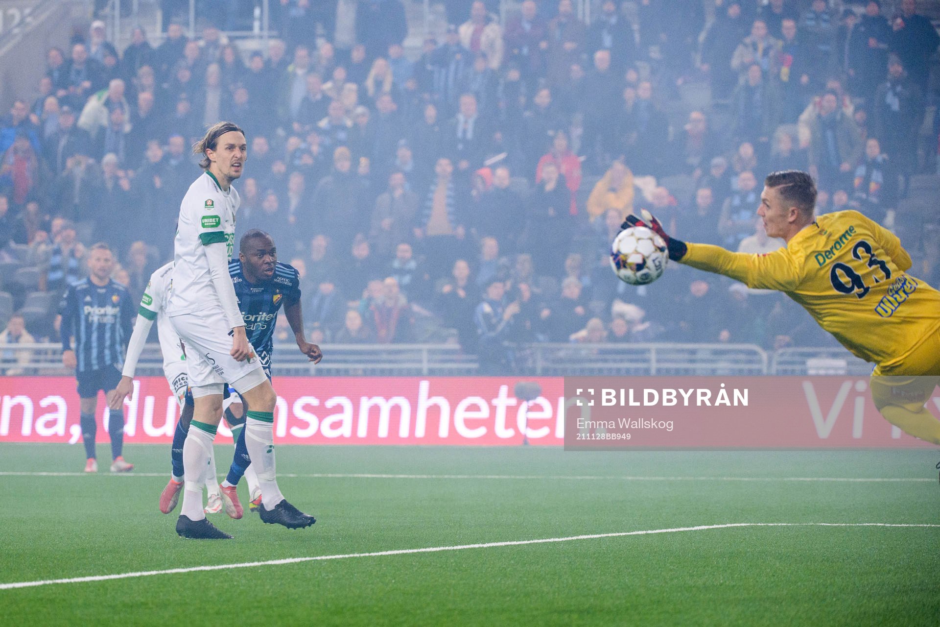 Djurgårdens Edward Chilufya gör 1-1 på Varbergs målvakt