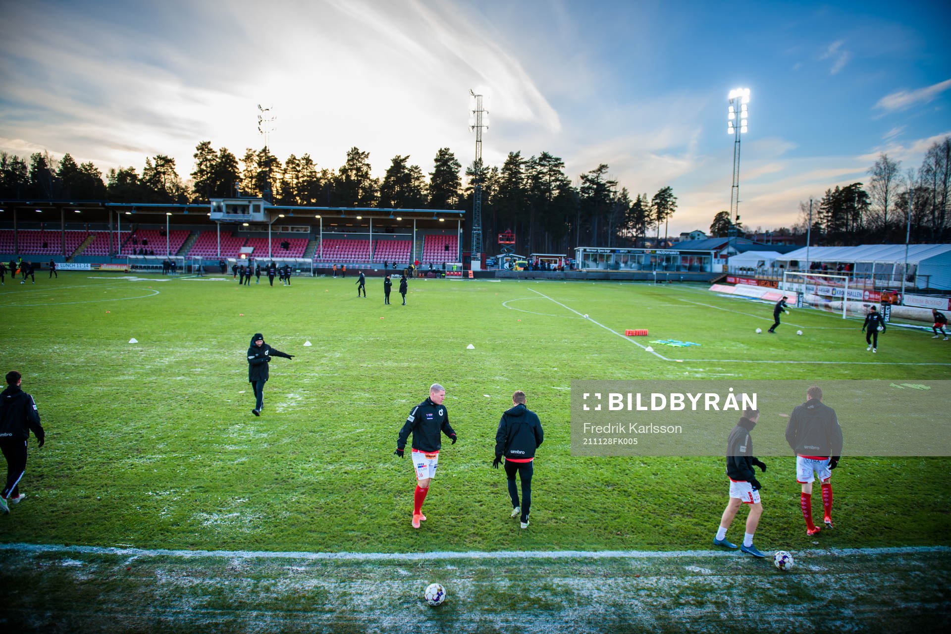 Degerfors spelare värmer upp på en frostig plan