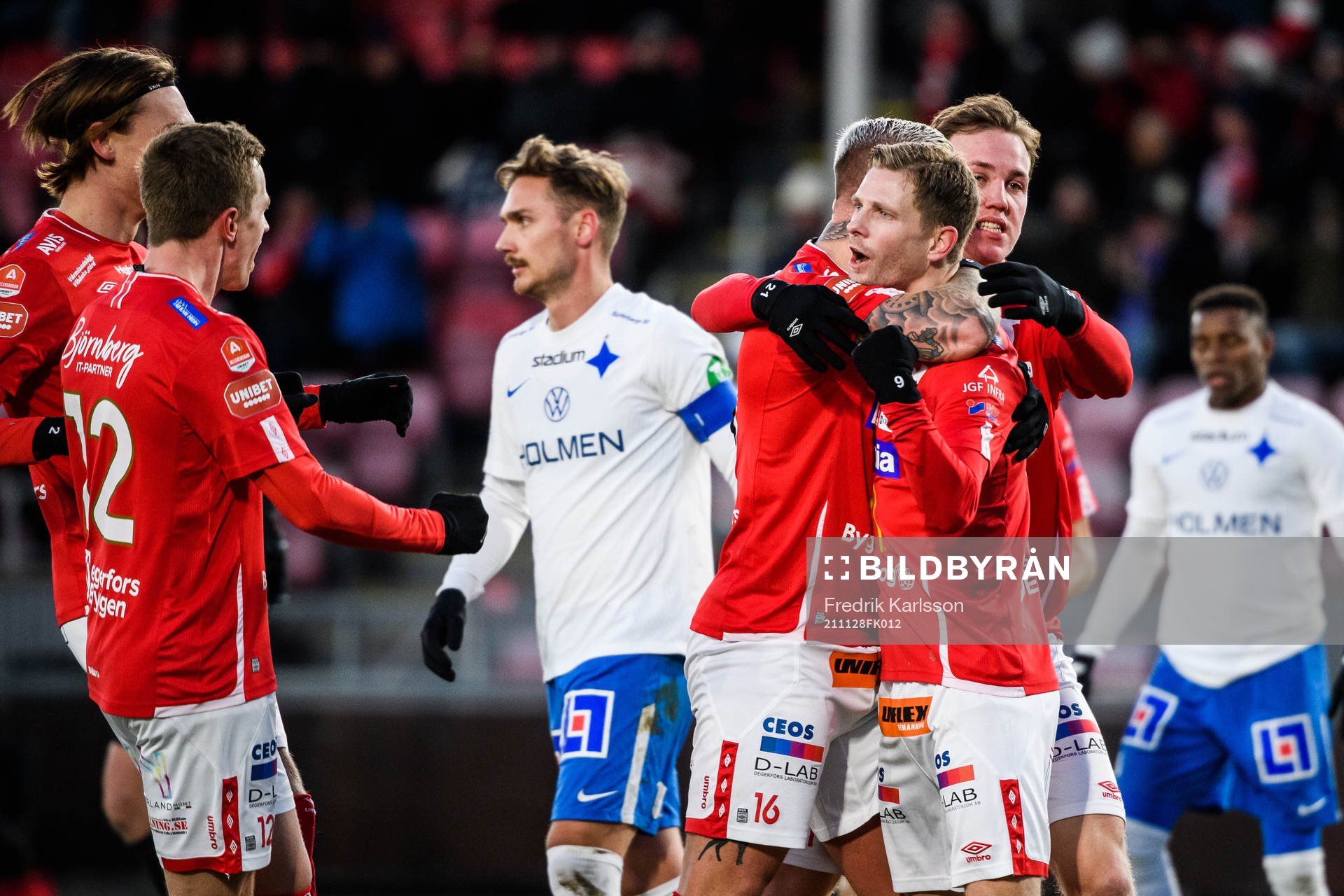 Degerfors Johan Bertilsson jublar med lagkamrater