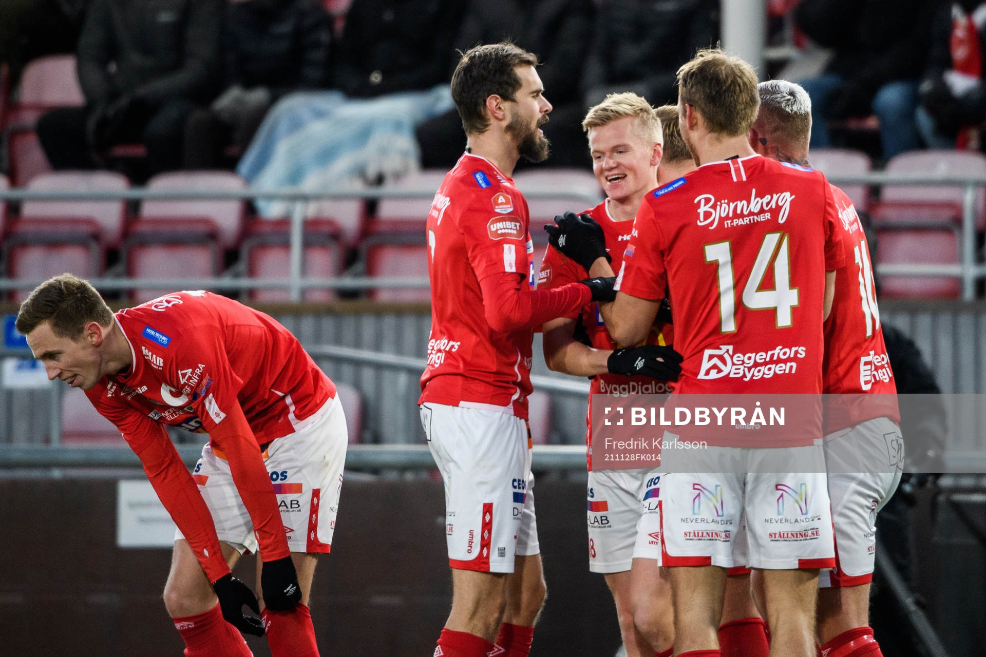 Degerfors Karl Axel Lindahl jublar med lagkamrater