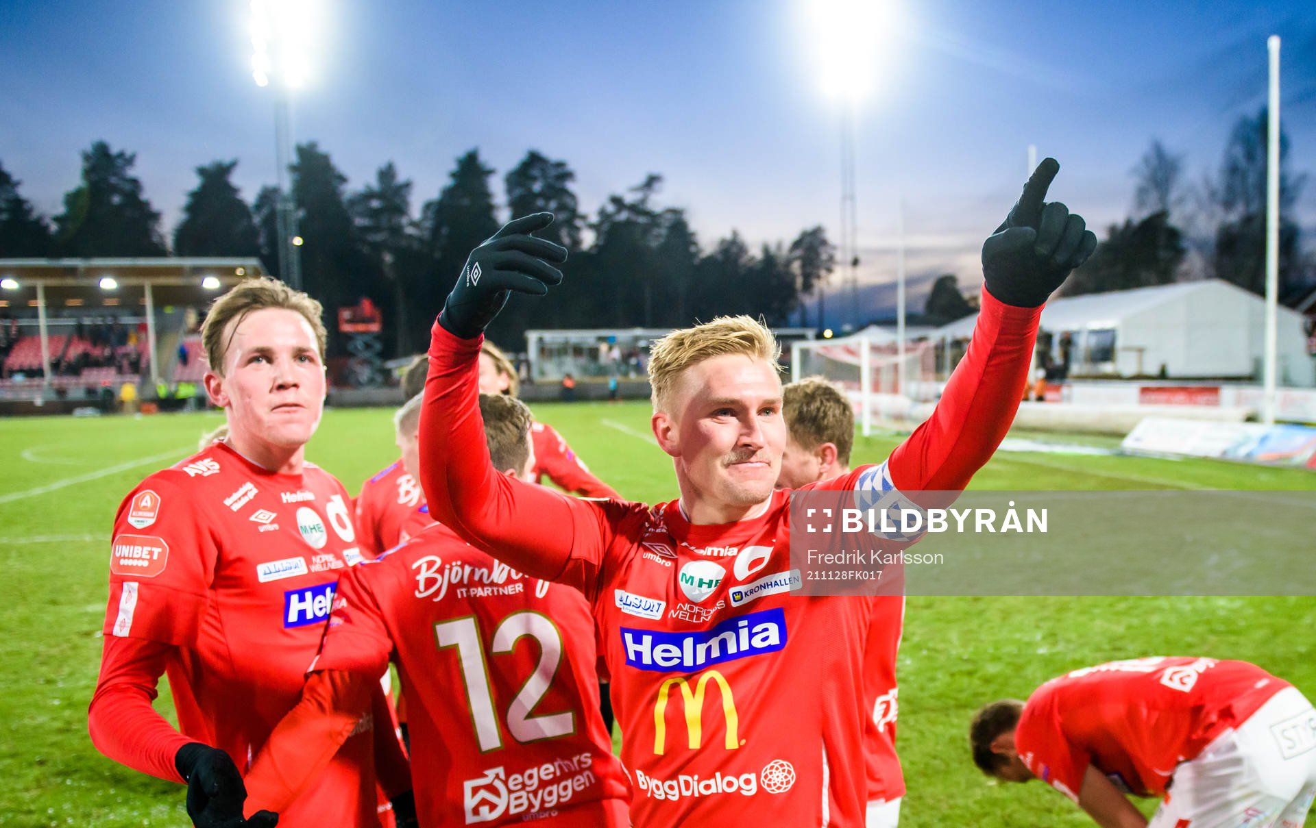 Degerfors Oliver Ekroth jublar efter han gjort 4-0 under fotbollsmatchen i Allsvenskan mellan Degerfors och IFK Norrköping den 28 november 2021 i Degerfors.