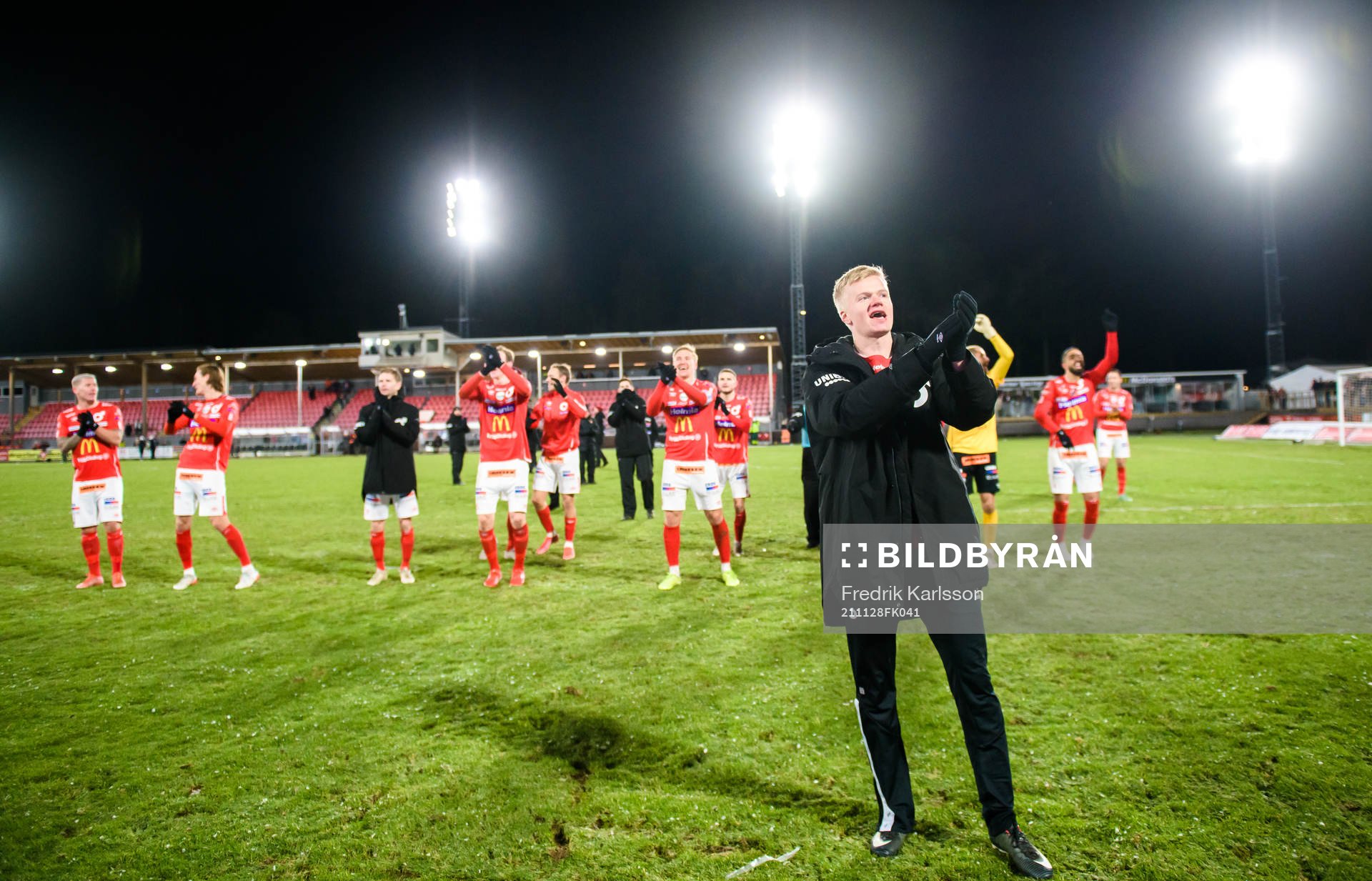 Degerfors Karl Axel Lindahl jublar med lagkamrater