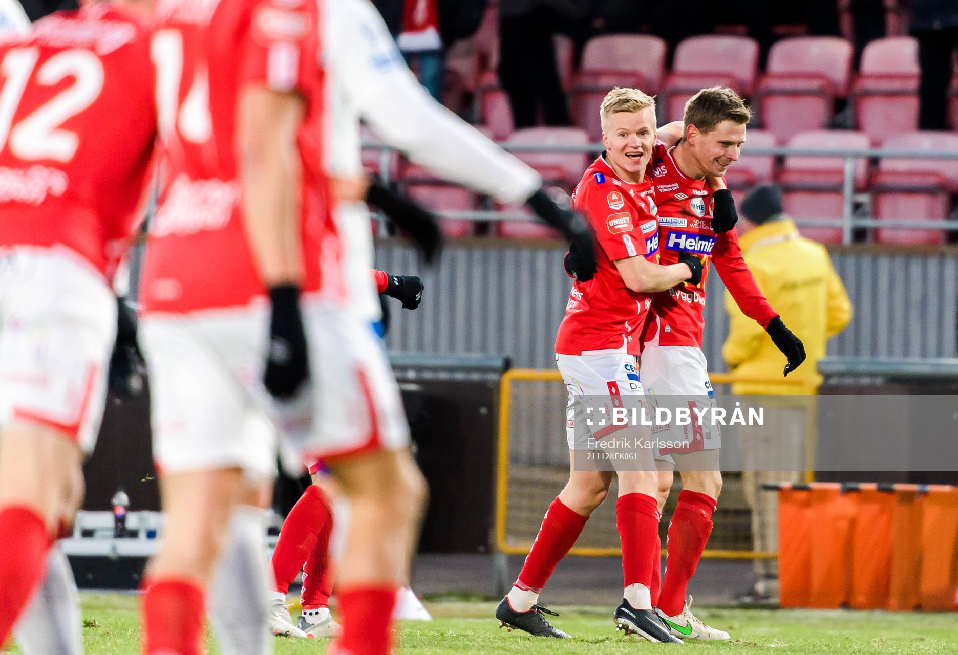 Degerfors Karl Axel Lindahl och Johan Bertilsson jublar efter Karl Axel gjort 2-0 under fotbollsmatchen i Allsvenskan mellan Degerfors och IFK Norrköping den 28 november 2021 i Degerfors.