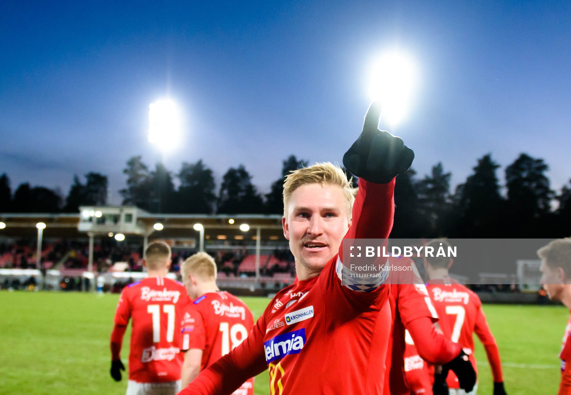 Degerfors Oliver Ekroth jublar efter han gjort 4-0 under fotbollsmatchen i Allsvenskan mellan Degerfors och IFK Norrköping den 28 november 2021 i Degerfors.