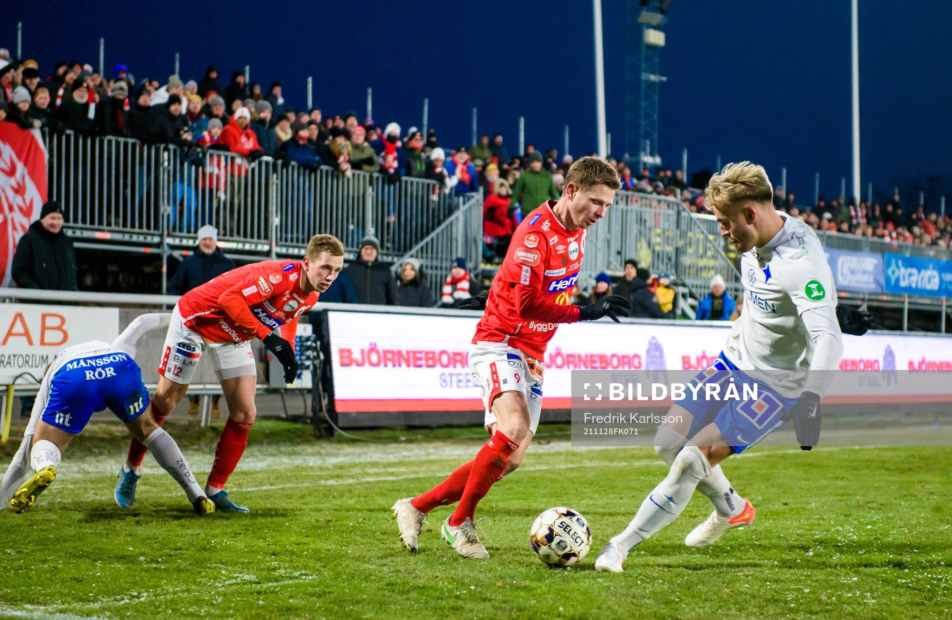 Degerfors Erik Lindell och Johan Bertilsson i kamp med IFK Norrköpings Henrik Castegren under fotbollsmatchen i Allsvenskan mellan Degerfors och IFK Norrköping den 28 november 2021 i Degerfors.
