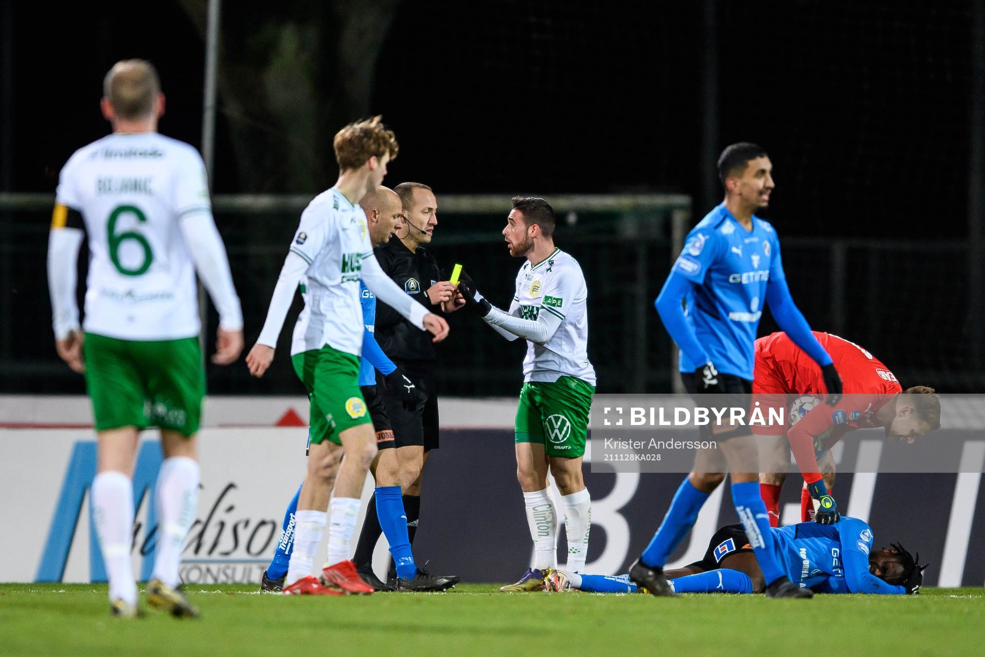 Hammarbys Aljosa Matko får ett gult kort