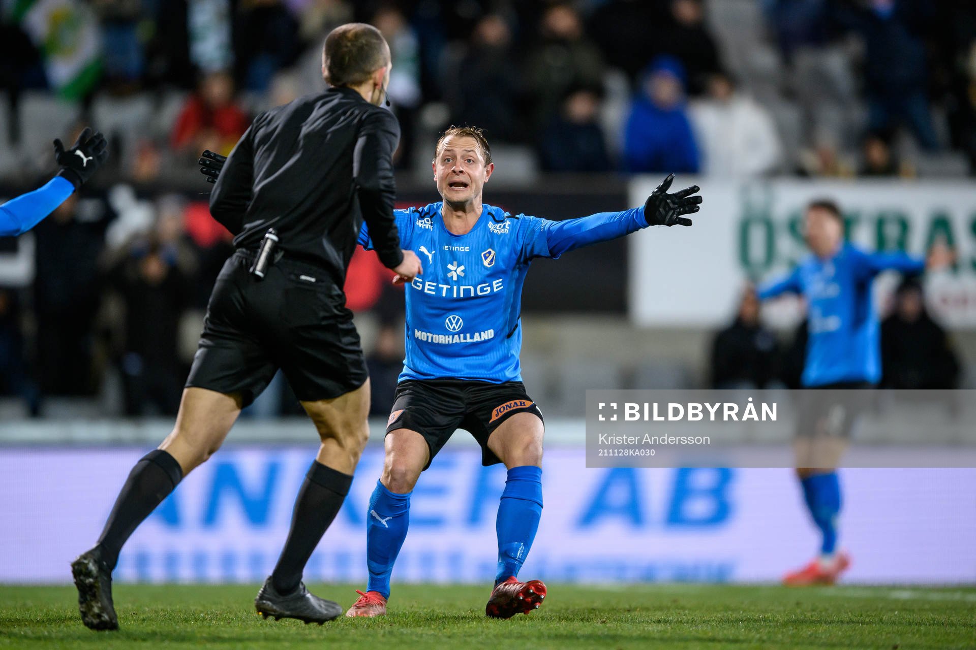 Halmstads Joel Allansson reagerar mot domare Victor Wolf