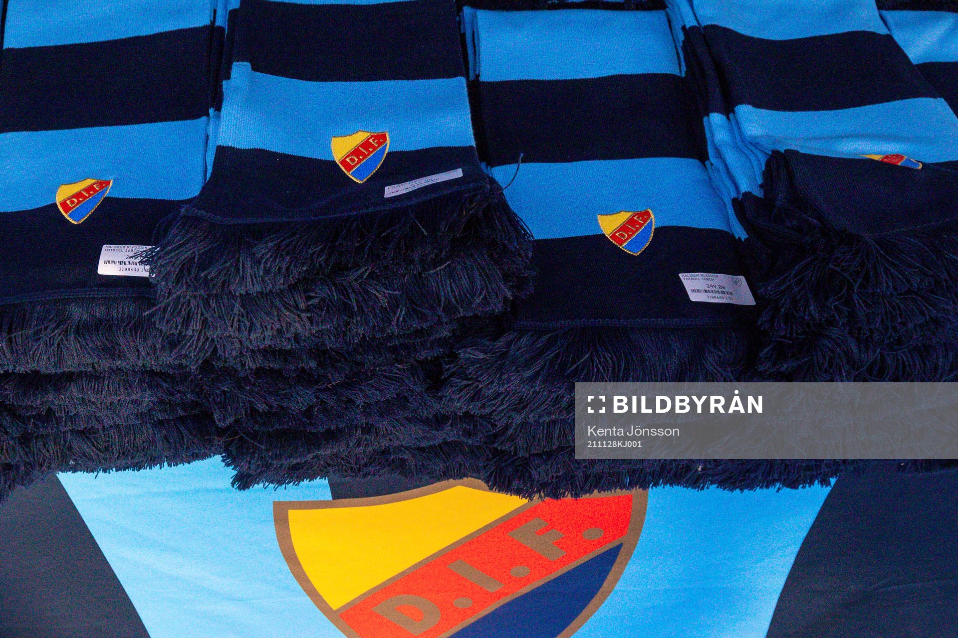 Djurgårdens halsdukar i en souvenirbutik inför fotbollsmatchen i Allsvenskan mellan Djurgården och Varberg den 28 november 2021 i Stockholm.