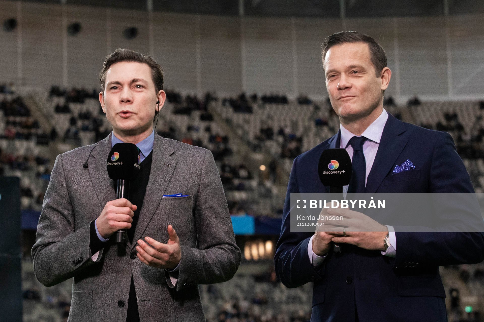 Discoverys kommentator Niklas Jarelind och expert Jon Persson under fotbollsmatchen i Allsvenskan mellan Djurgården och Varberg den 28 november 2021 i Stockholm.