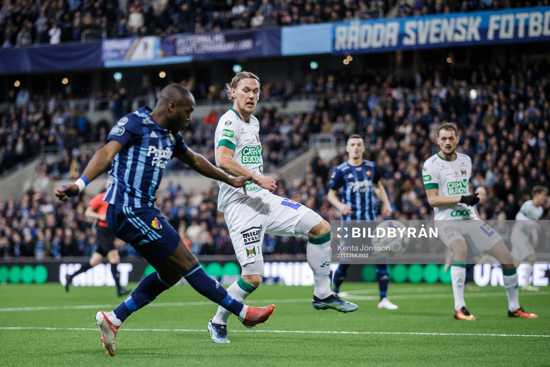 Djurgårdens Edward Chilufya och Varbergs Hampus Zachrisson