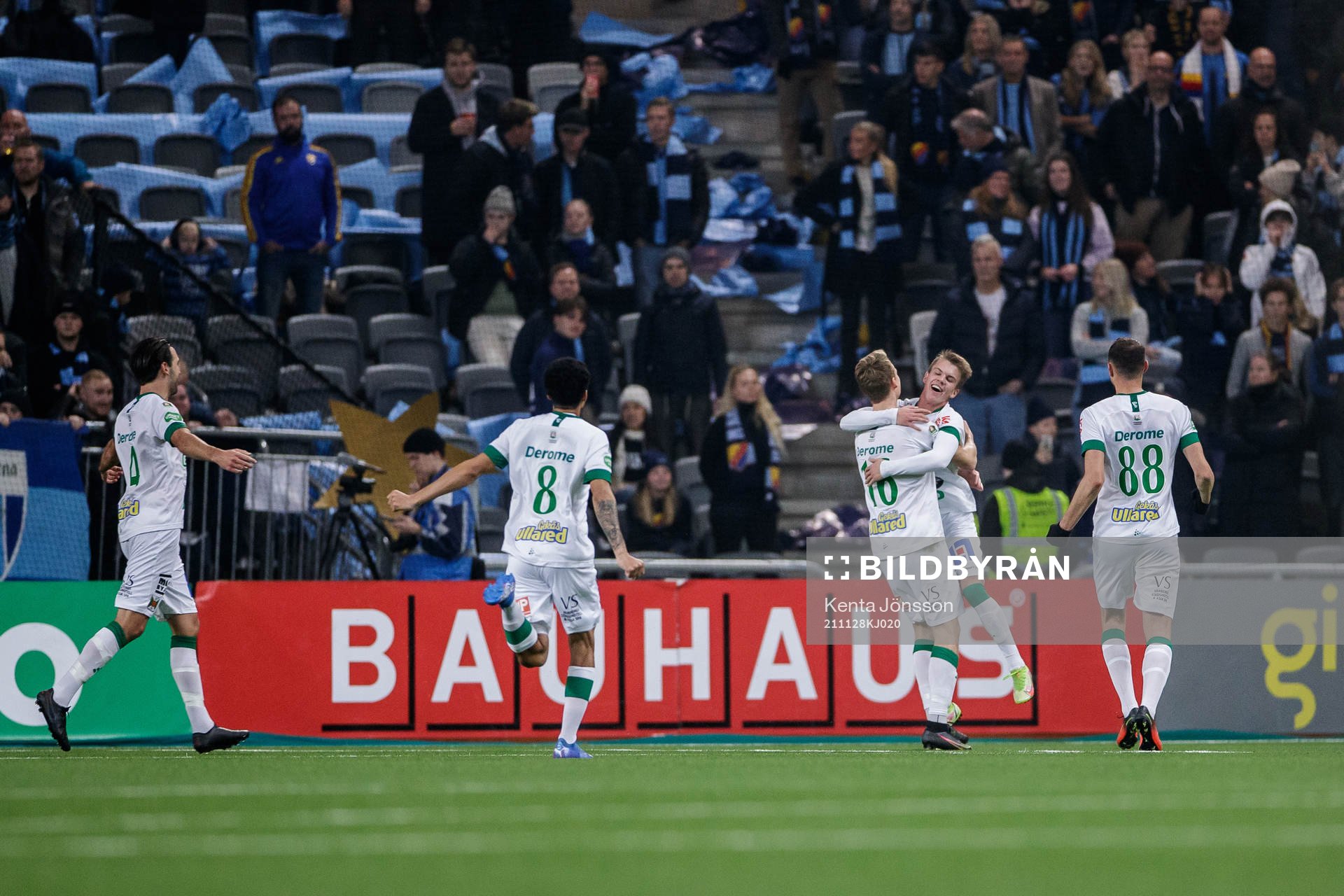 Varbergs Alexander Johansson och Victor Karlsson jublar