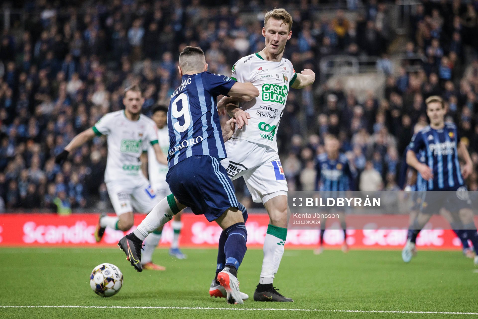 Djurgårdens Haris Radetinac i en duell med Varbergs