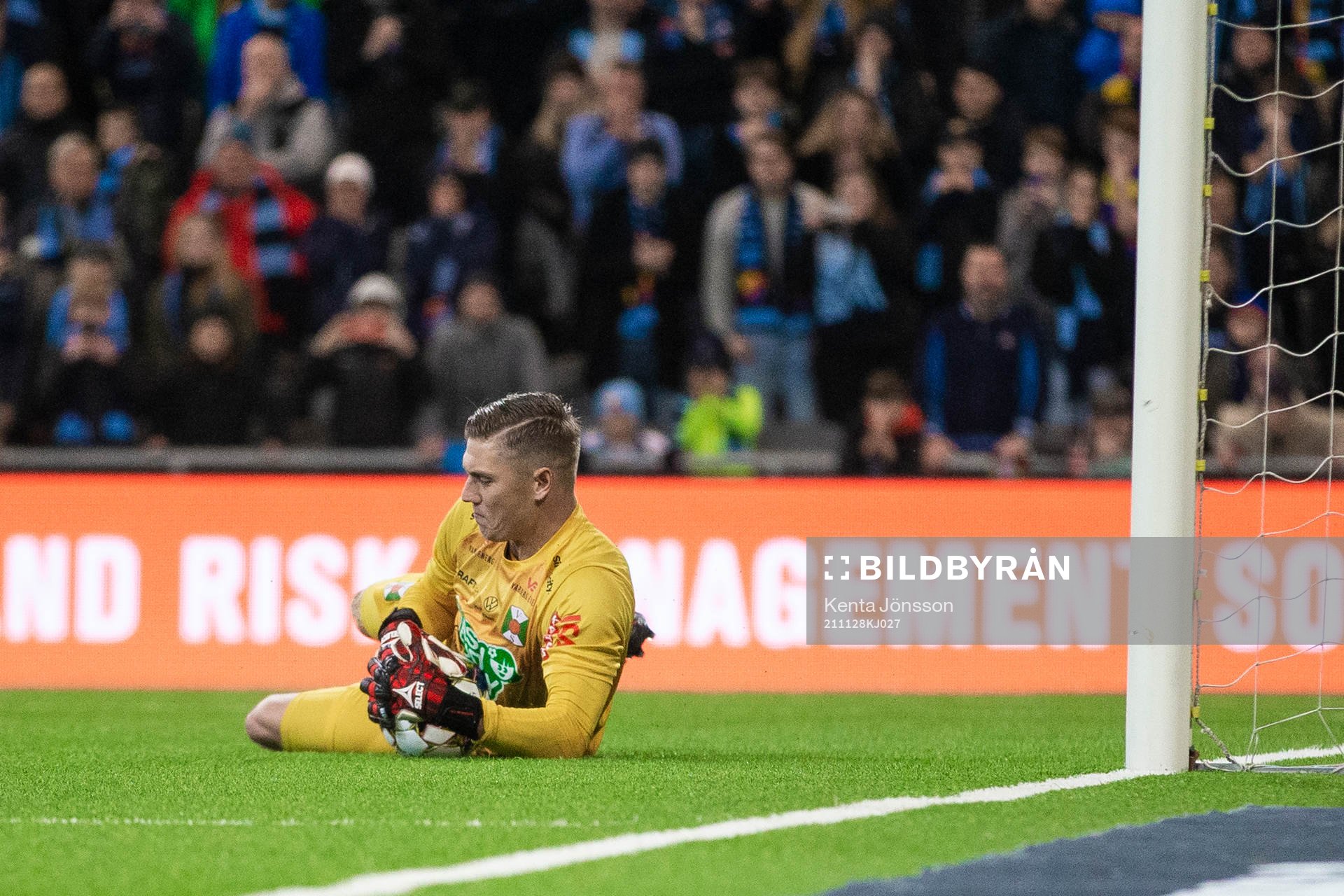 Varbergs målvakt Philip Mårtensson räddar en straff