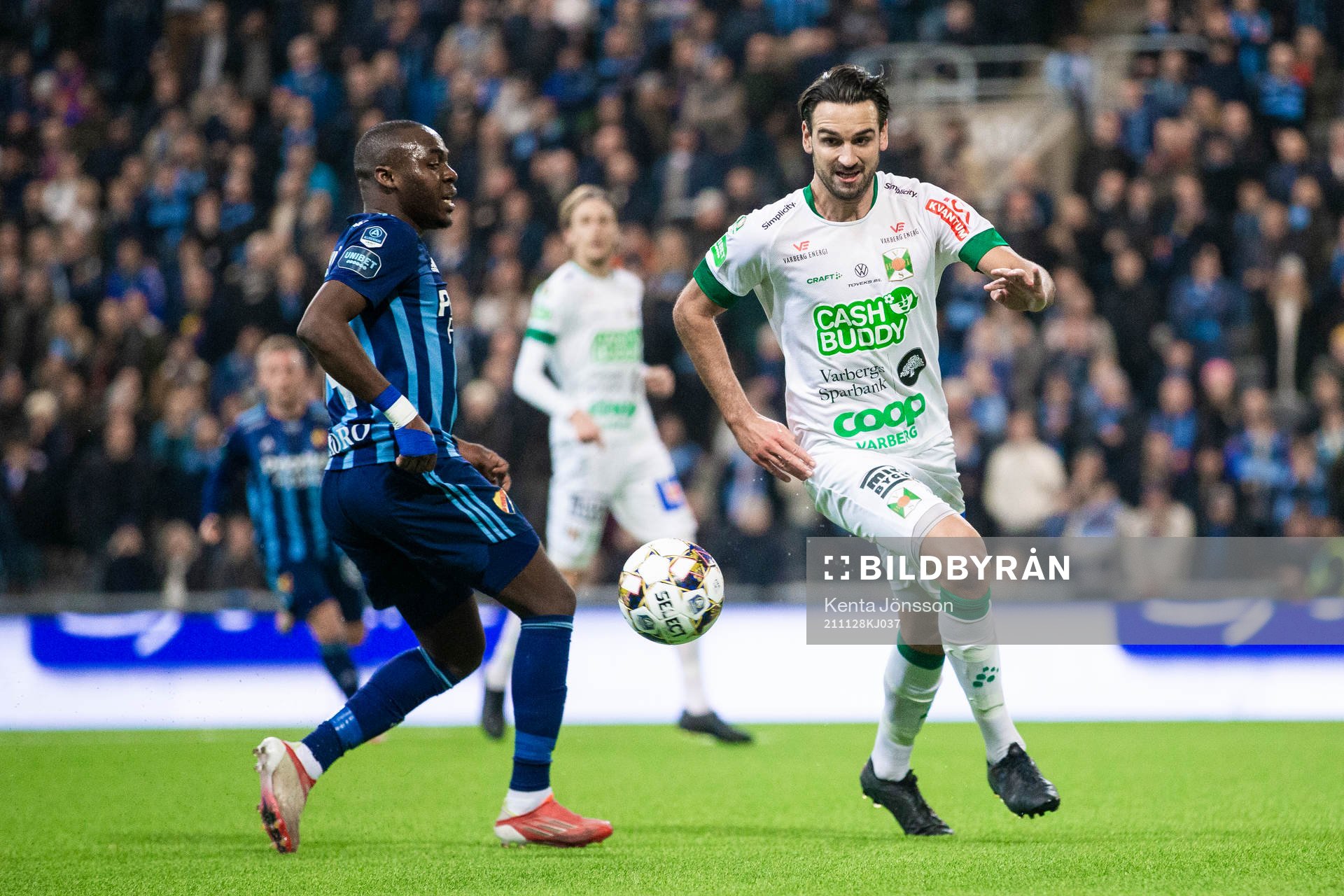 Djurgårdens Edward Chilufya och Varbergs Oliver Stanisic
