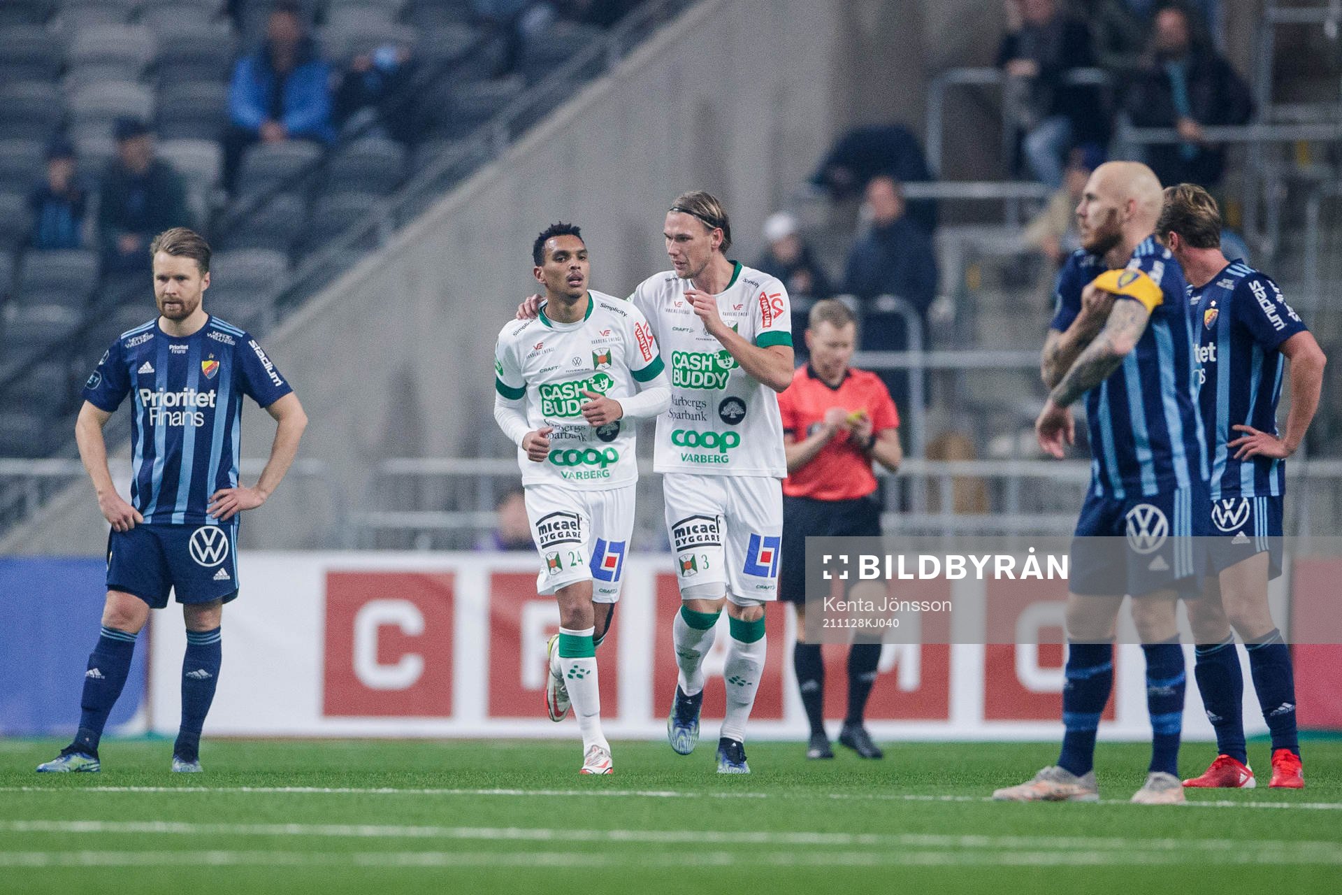 Varbergs Ryan Moon jublar med Hampus Zachrisson efter 1-2 under fotbollsmatchen i Allsvenskan mellan Djurgården och Varberg den 28 november 2021 i Stockholm.
