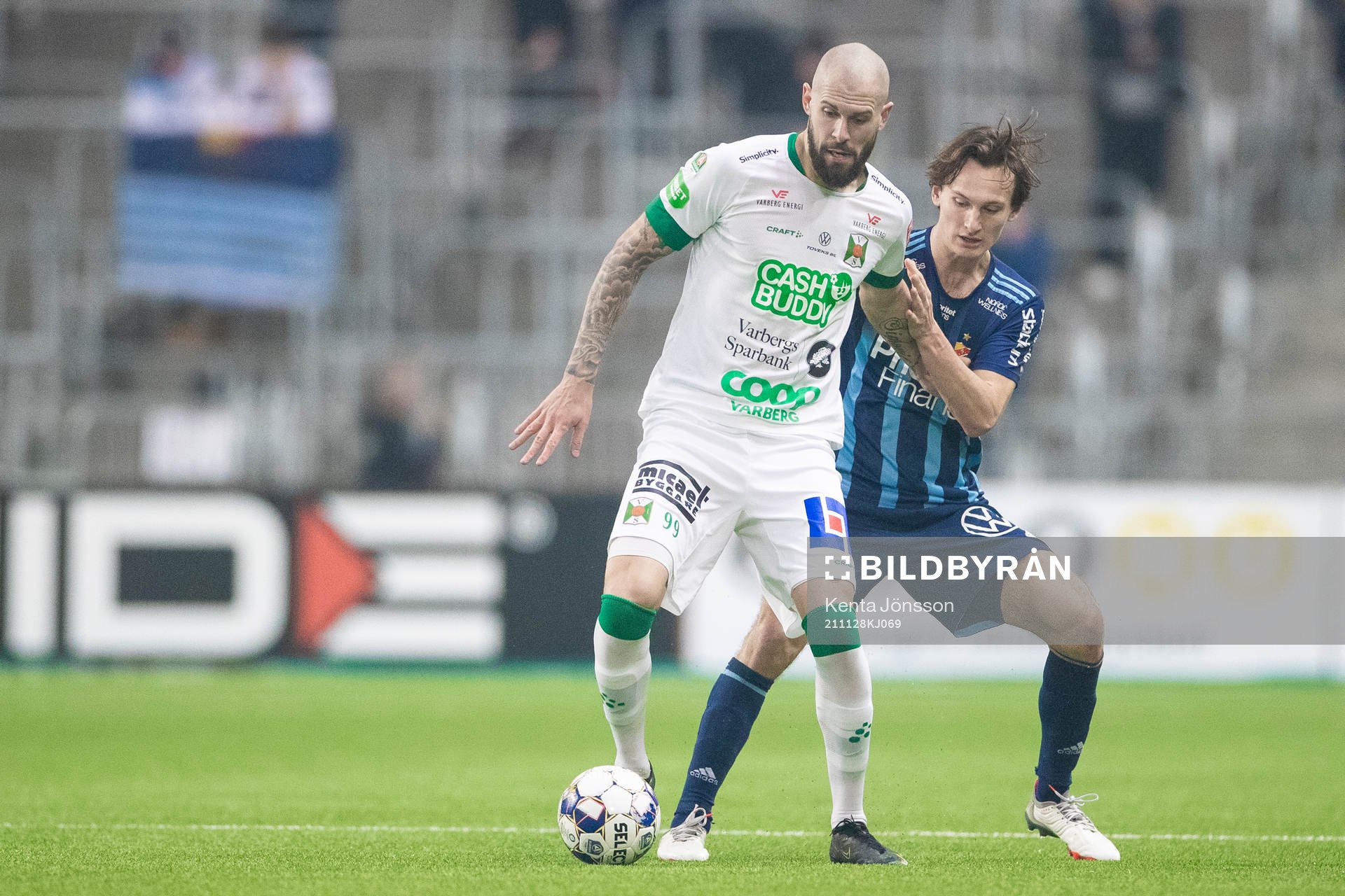 Varbergs Robin Simovic och Djurgårdens Jacob Une Larsson
